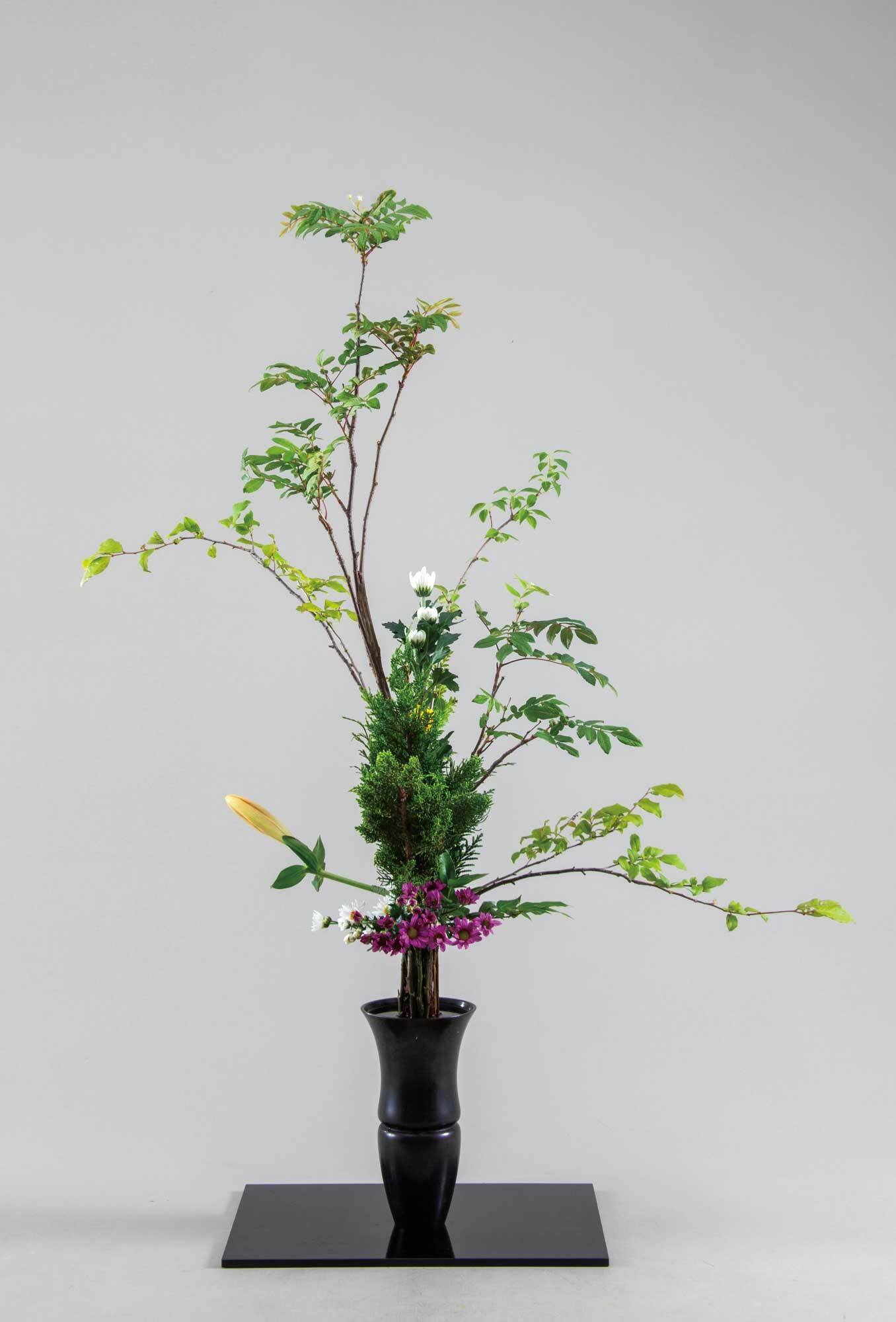 立華=葉の柔らかな表情を活かして／生花=初夏の凛とした姿を見せて