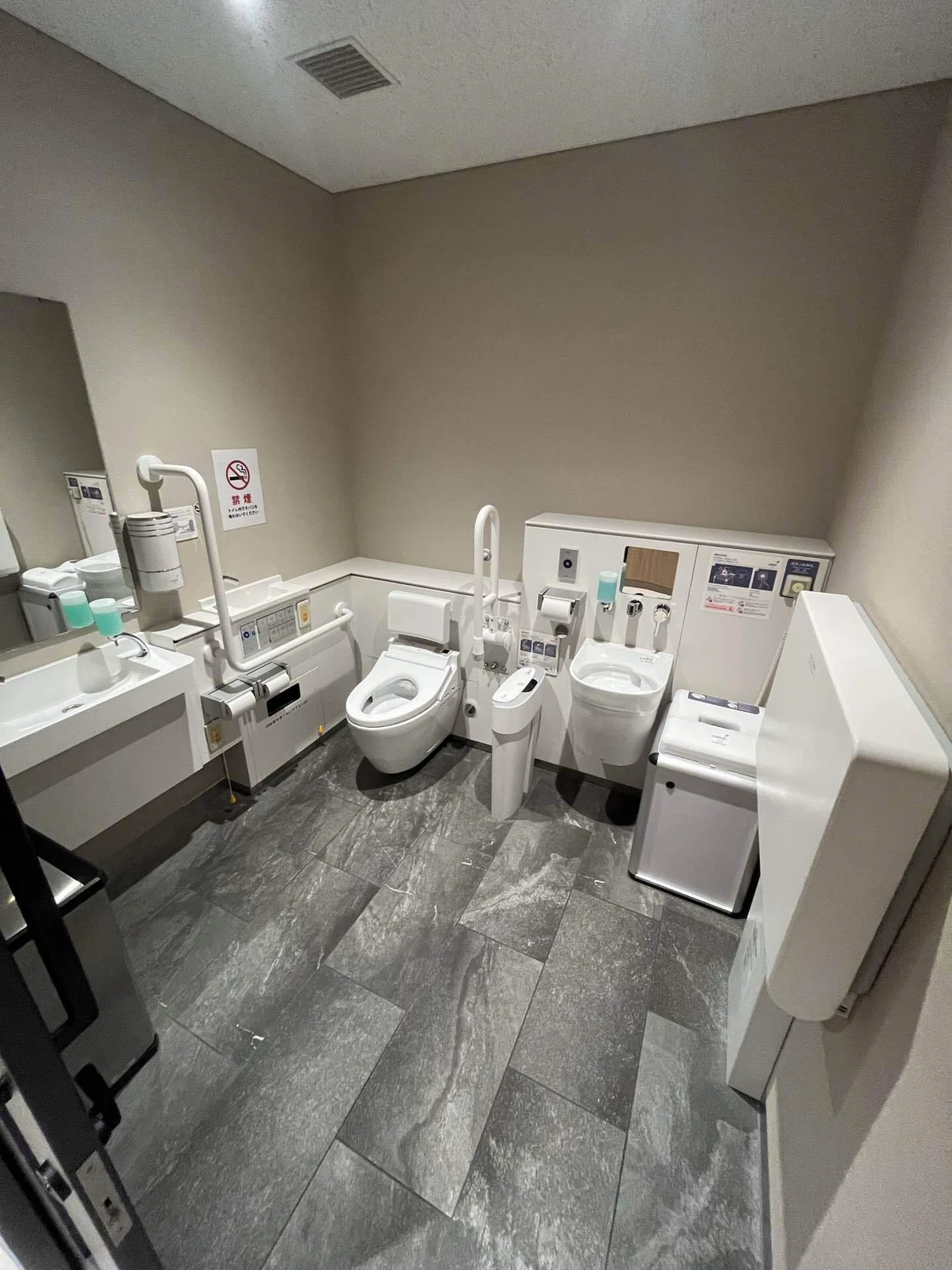 九段下駅にある九段会館テラスの地下1階多機能トイレおむつ交換台とおむつ専用ゴミ箱の画像