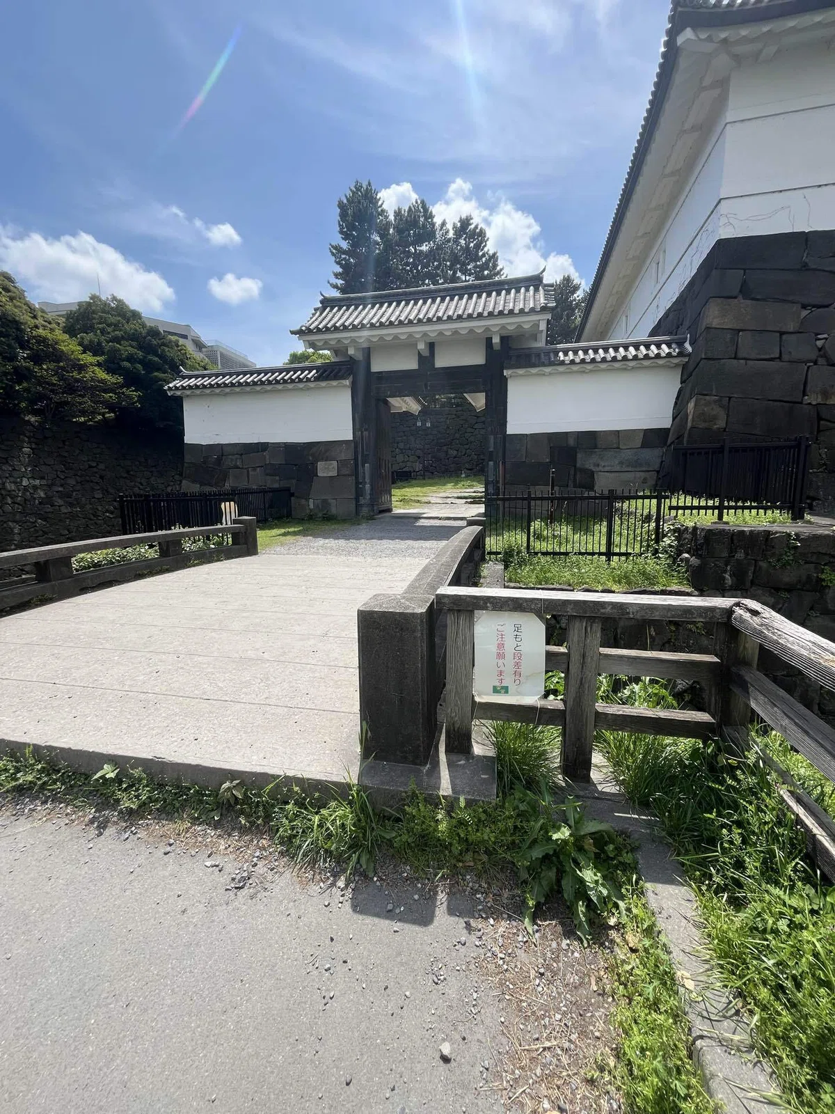 九段下駅近くの北の丸公園に入る清水門の画像。段差があるため、ベビーカーでは入れない。