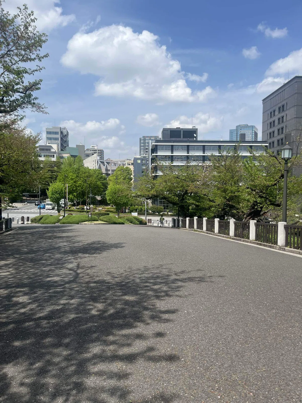 九段下駅近くにある田安門入口から大通りを見下ろした画像