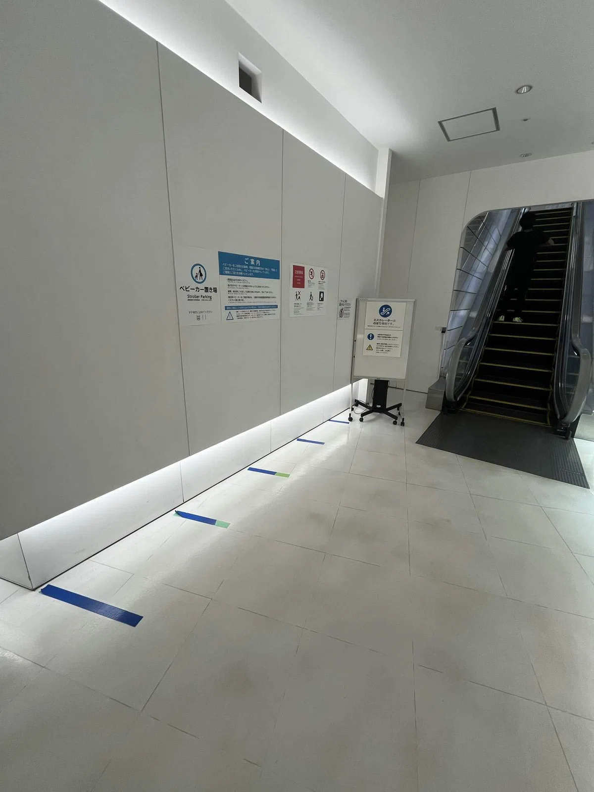 九段下駅近くにある科学技術館のエレベーターとベビーカー置き場の画像