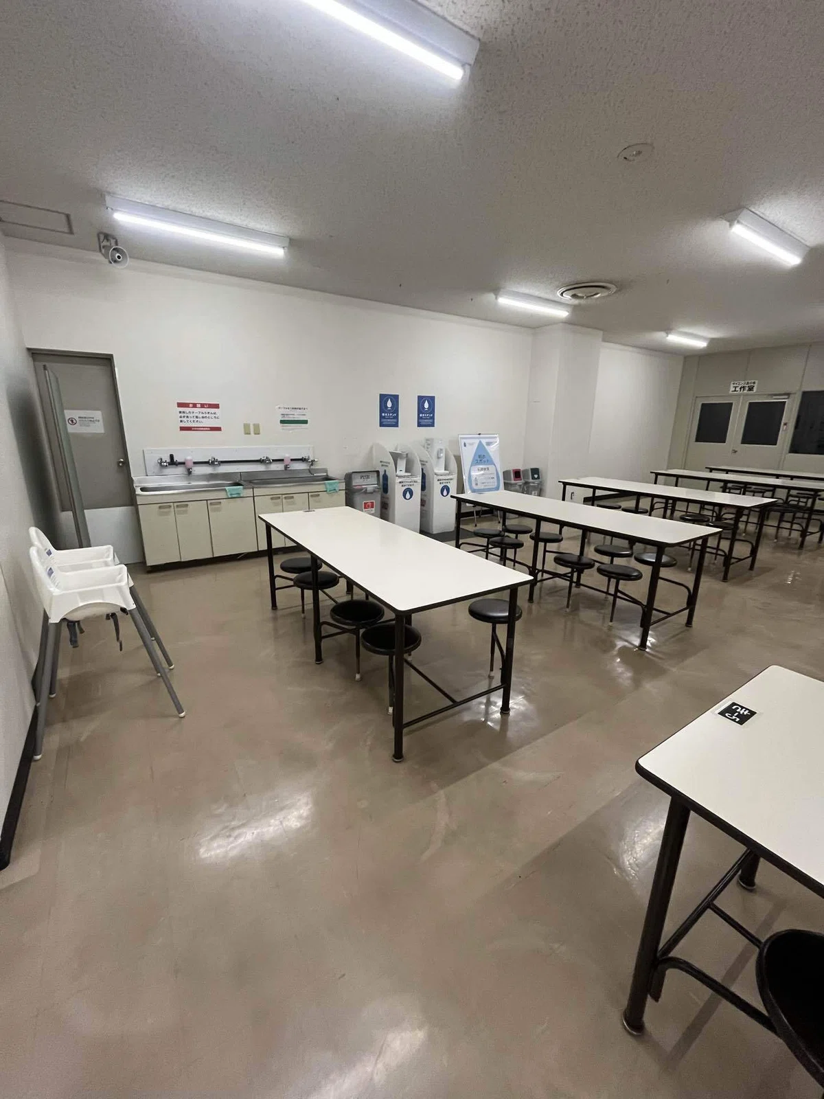九段下駅の近くにある科学技術館の4階団体、休憩室食堂の画像ベビーチェアがある