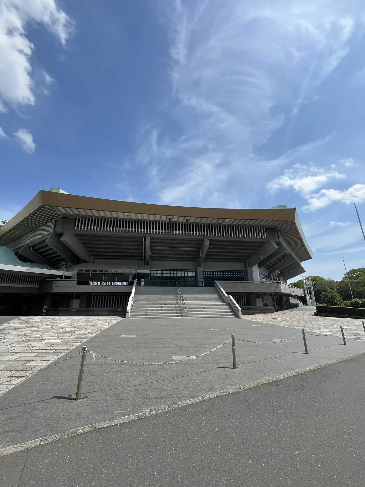 九段下駅近くにある北の丸公園の中にある武道館の画像
