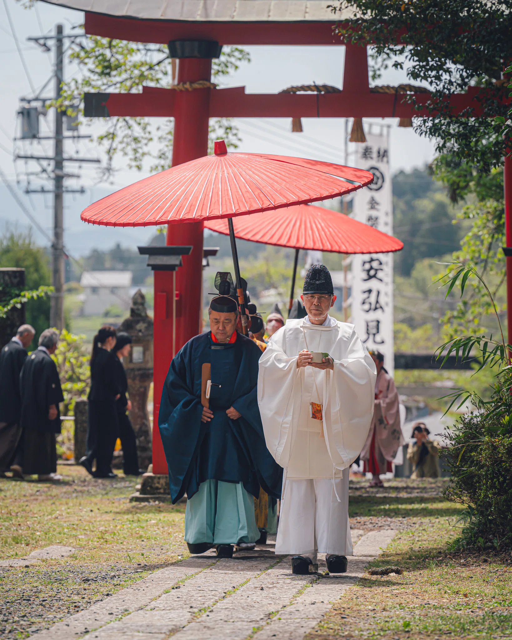 色鮮やかな衣装で踊り歩く。岐阜・中津川の杵振り花馬祭り｜吉岡栄一