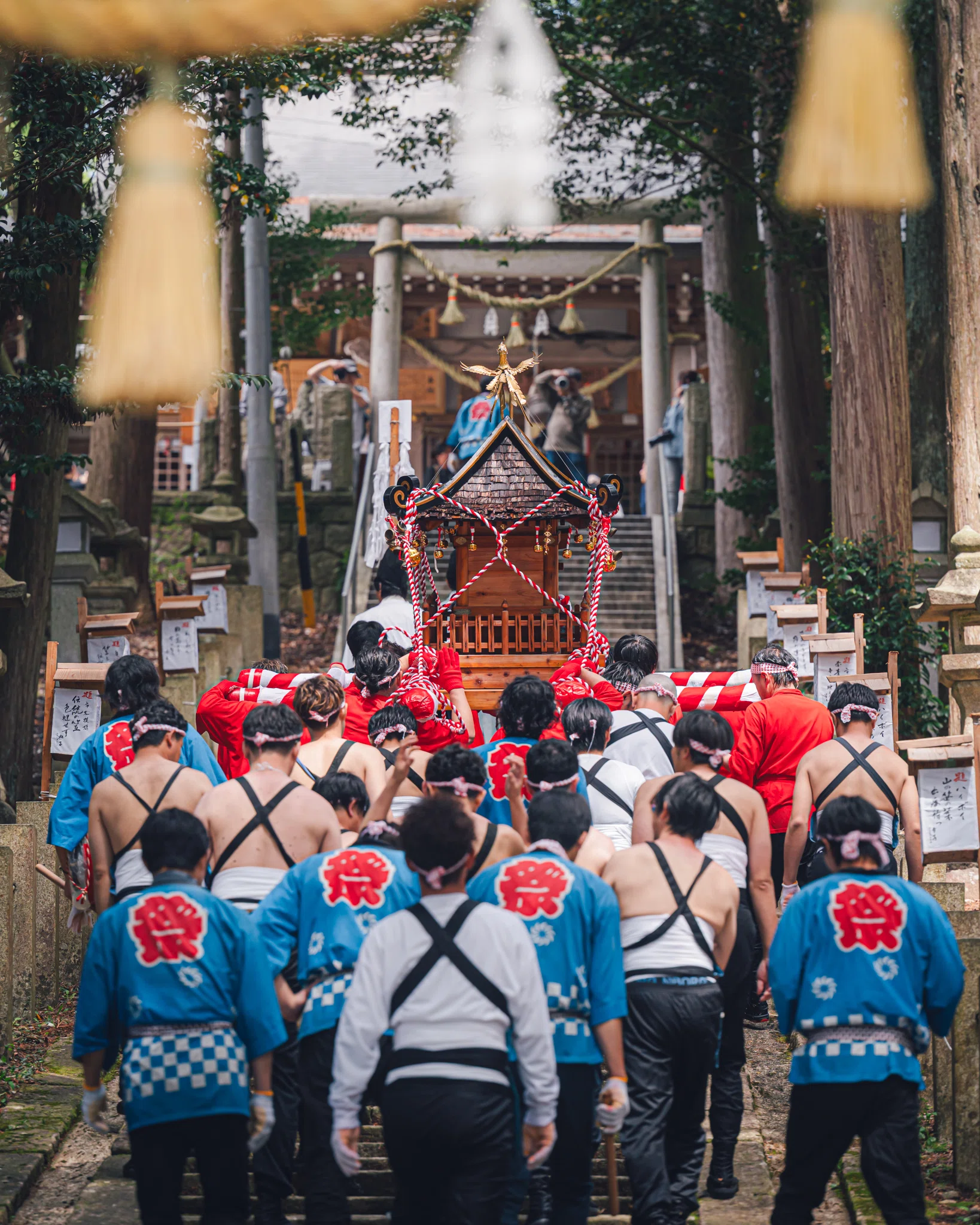 色鮮やかな衣装で踊り歩く。岐阜・中津川の杵振り花馬祭り｜吉岡栄一