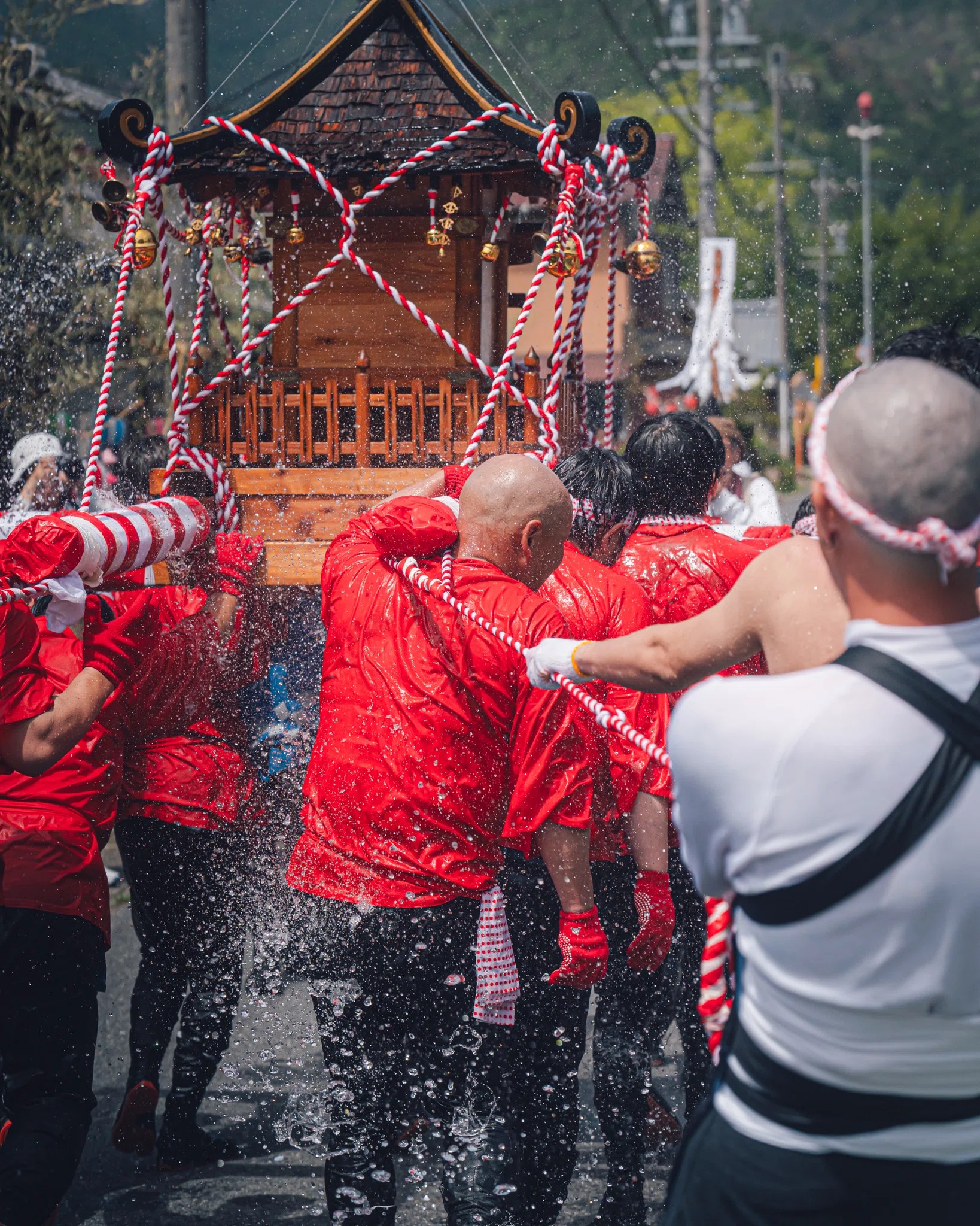 色鮮やかな衣装で踊り歩く。岐阜・中津川の杵振り花馬祭り｜吉岡栄一