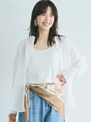 40代女性向けの薄手ガーゼシャツコーデ。夏の羽織り・冷房対策・日差しよけに使えるシアーシャツ