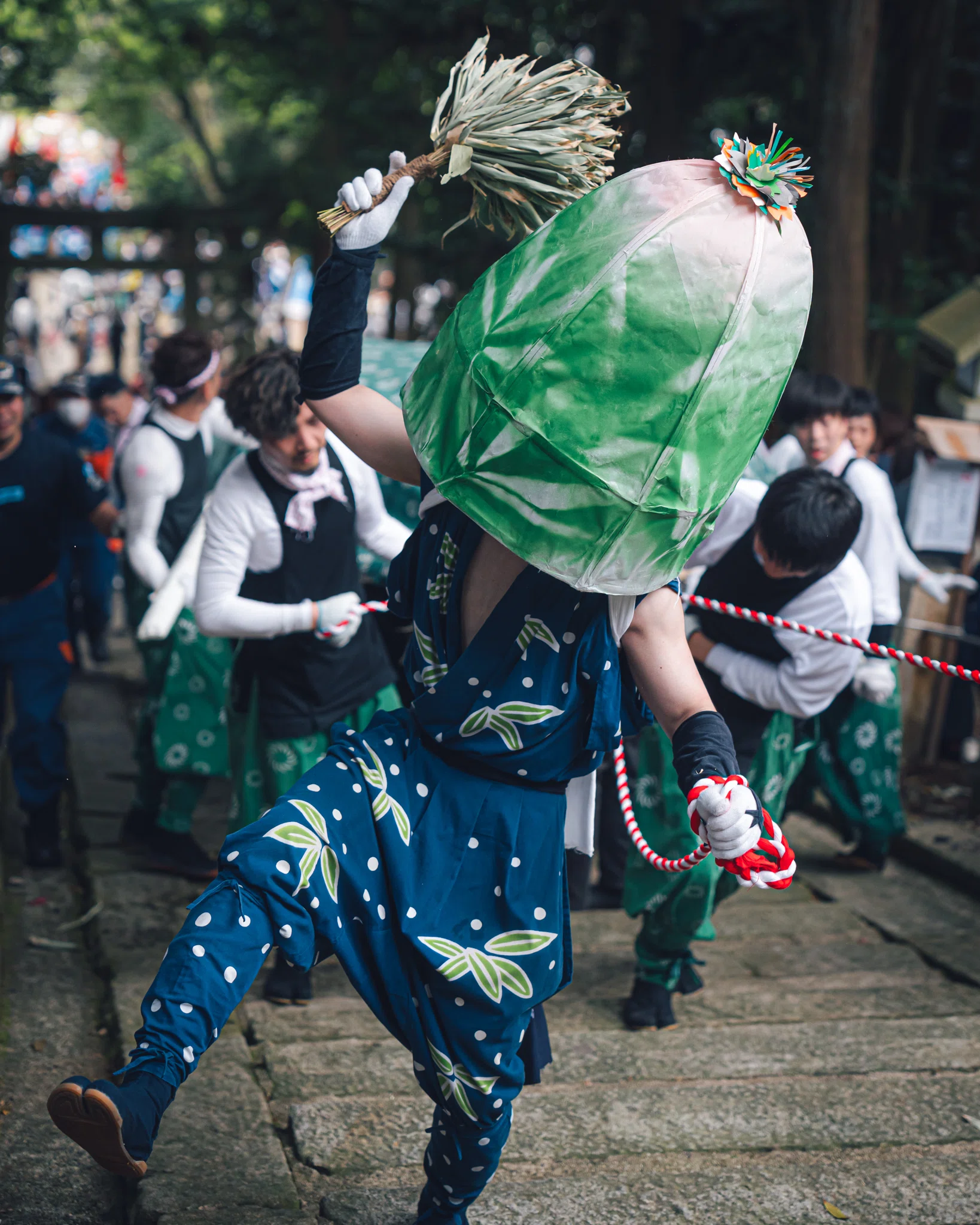 色鮮やかな衣装で踊り歩く。岐阜・中津川の杵振り花馬祭り｜吉岡栄一