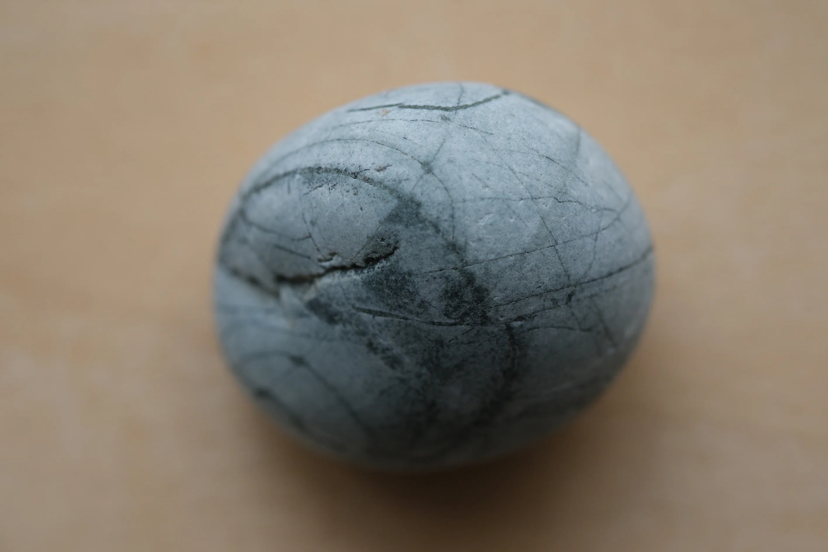 拾った謎の石 The true identity of the mysterious stone found in the sea - YouTube