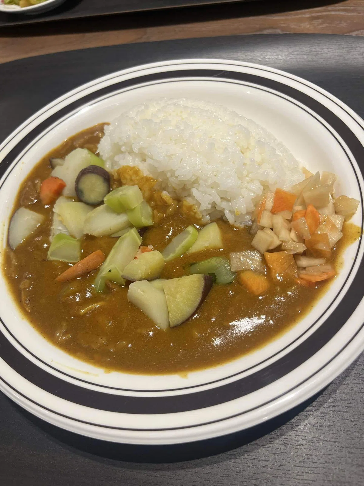 九段下駅にある九段会館テラスの九段食堂で提供されるカレーライスの画像
