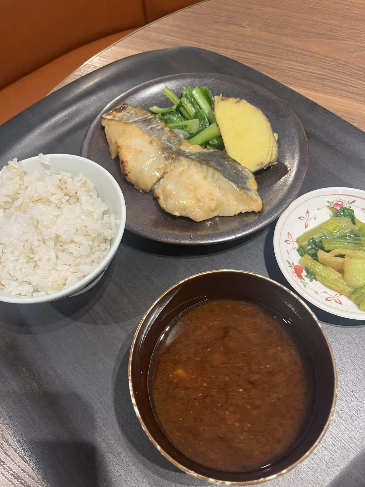 九段下駅にある九段会館テラスの九段食堂で提供される定食の画像