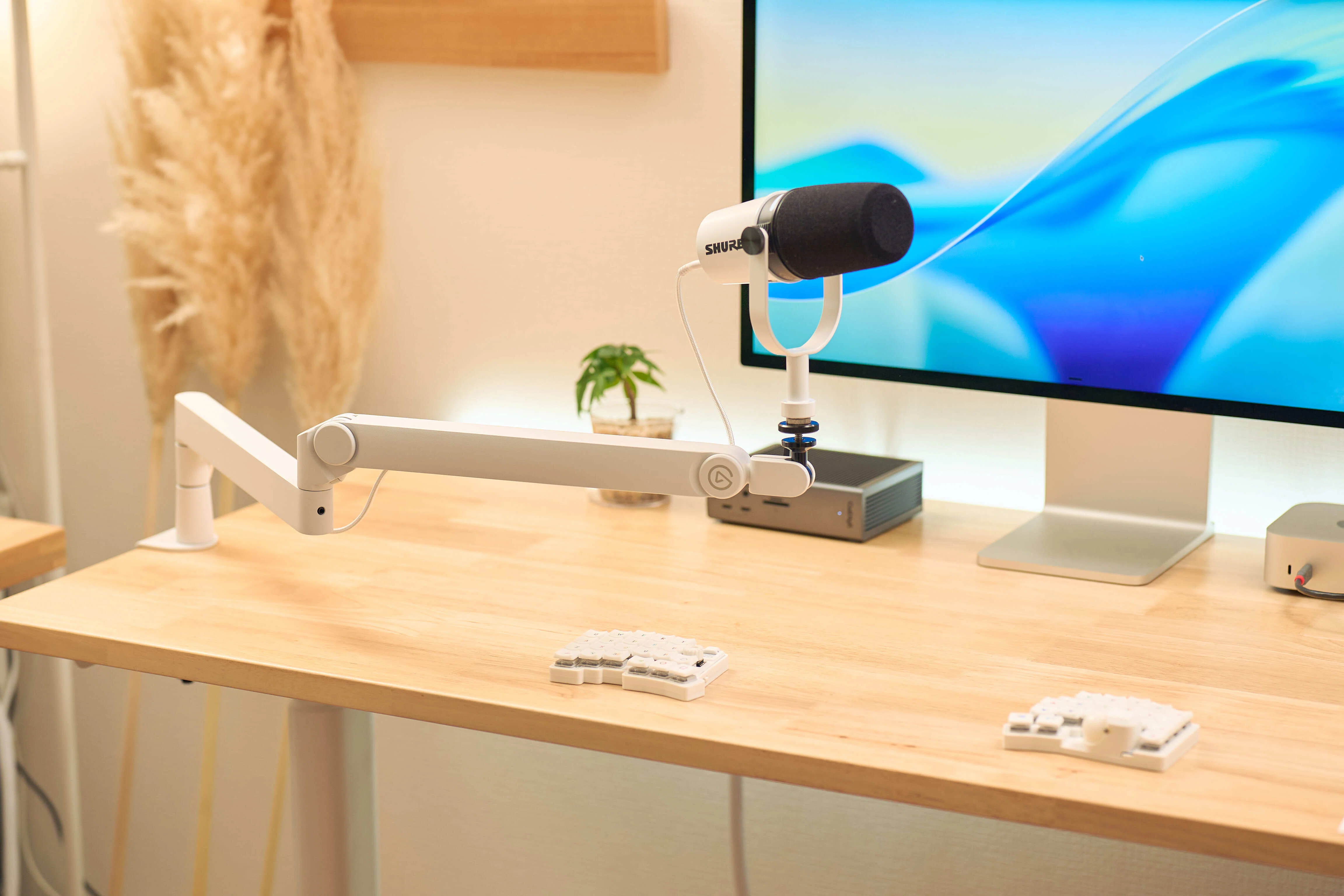 AI音声入力のために、2万円の高級マイクアームを買った話｜じゃが