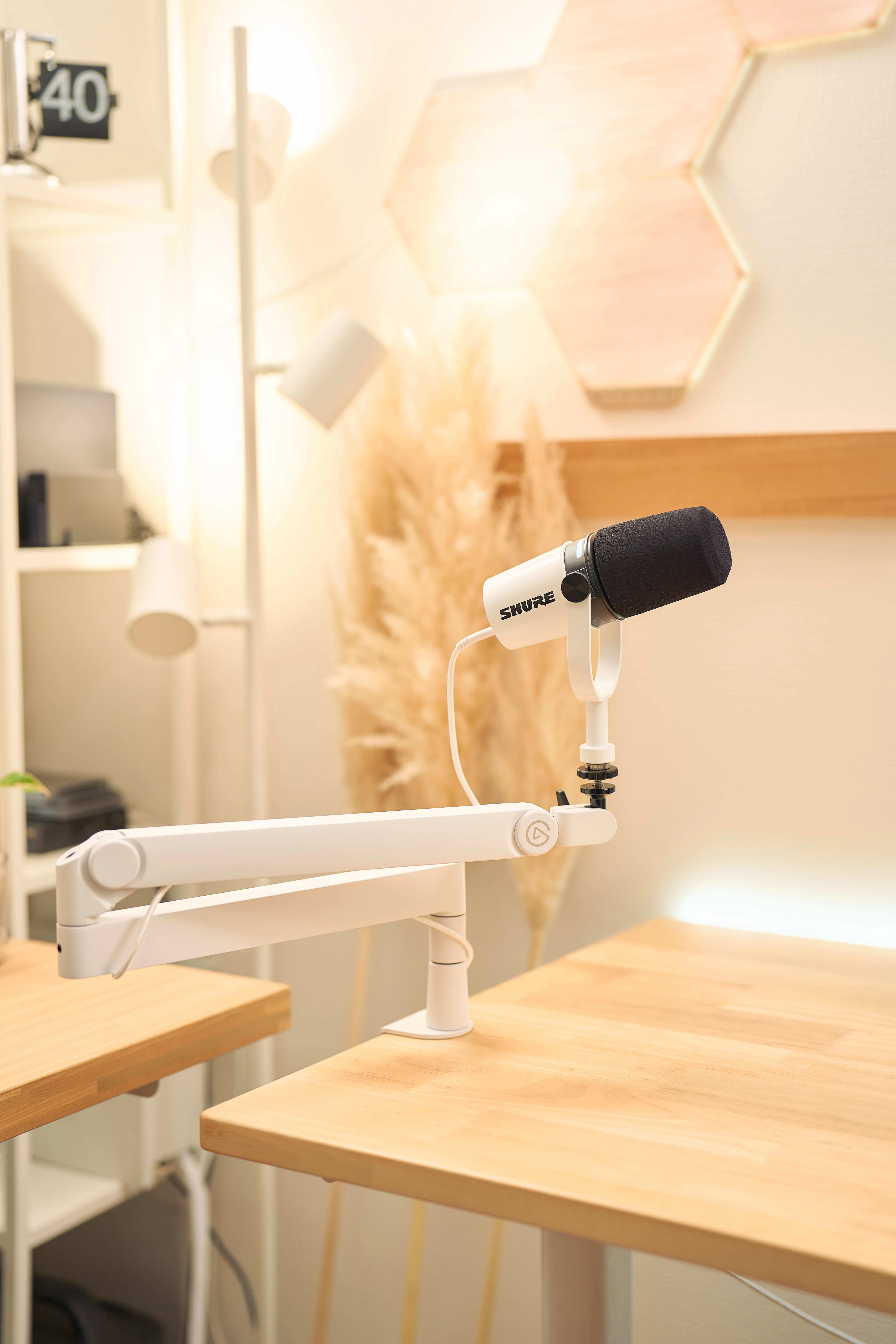 AI音声入力のために、2万円の高級マイクアームを買った話｜じゃが
