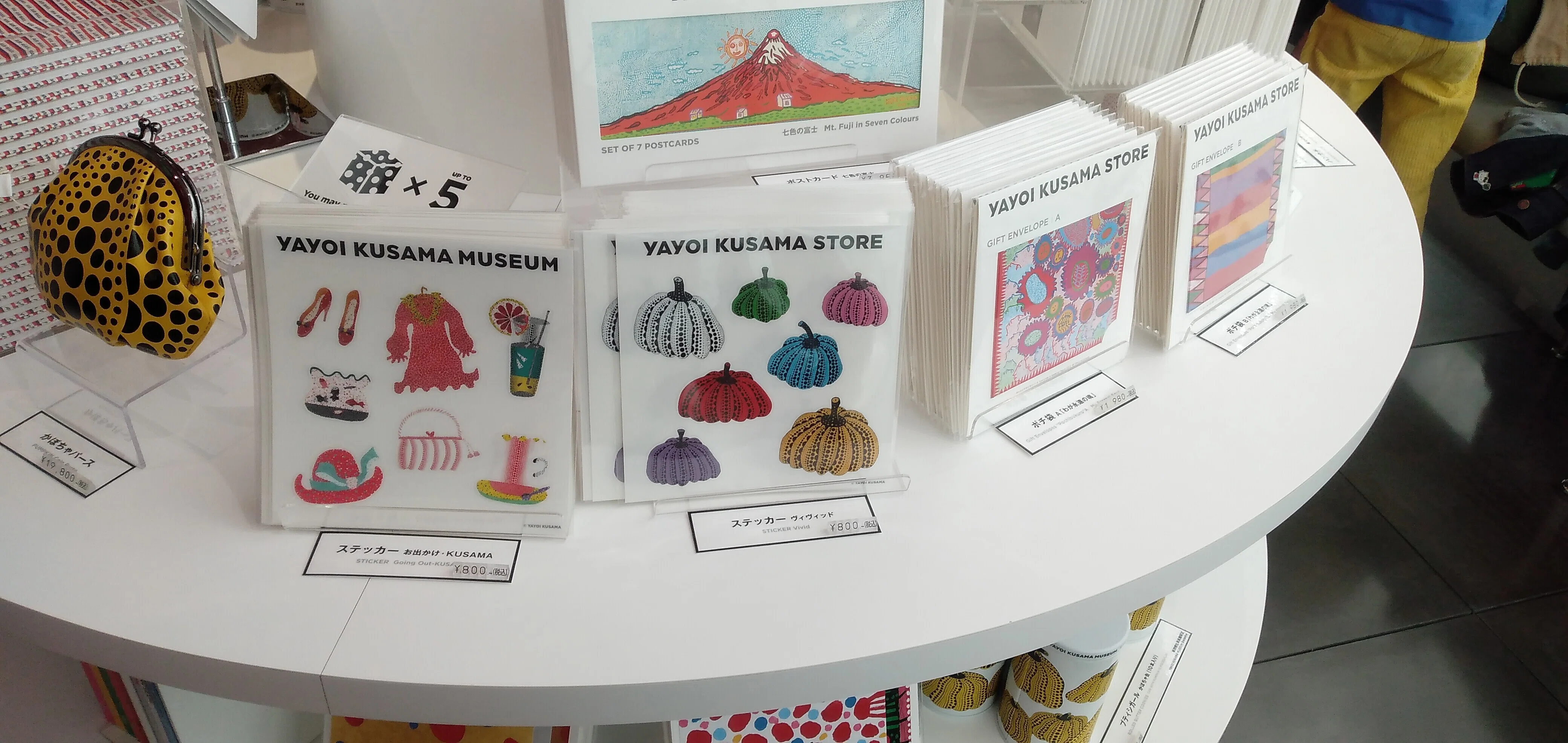 草間彌生美術館：ミュージアムショップ｜円卓の陳列ケースにグッズが