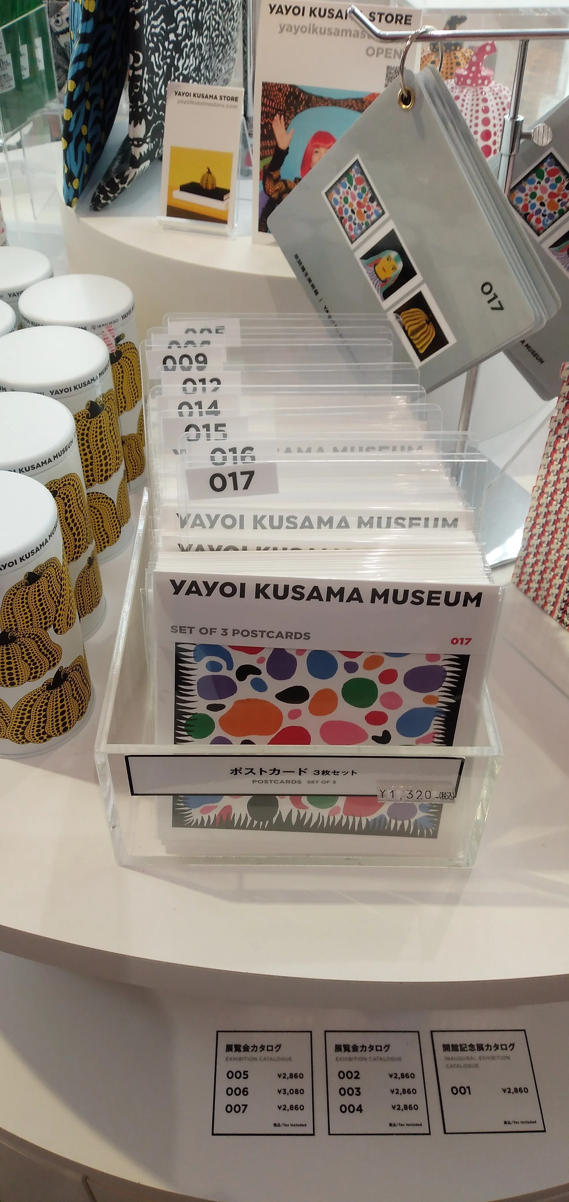 草間彌生美術館：ミュージアムショップ｜円卓の陳列ケースにグッズが