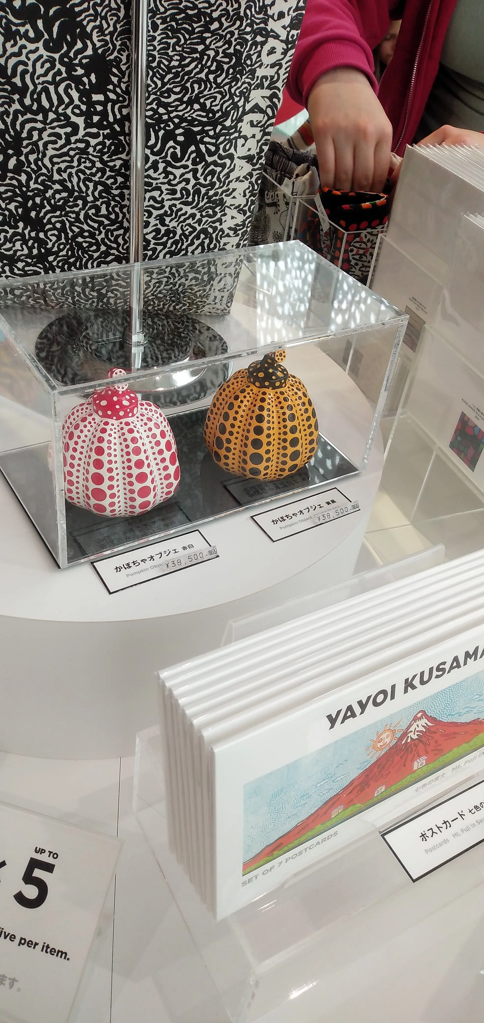草間彌生美術館：ミュージアムショップ｜円卓の陳列ケースにグッズが