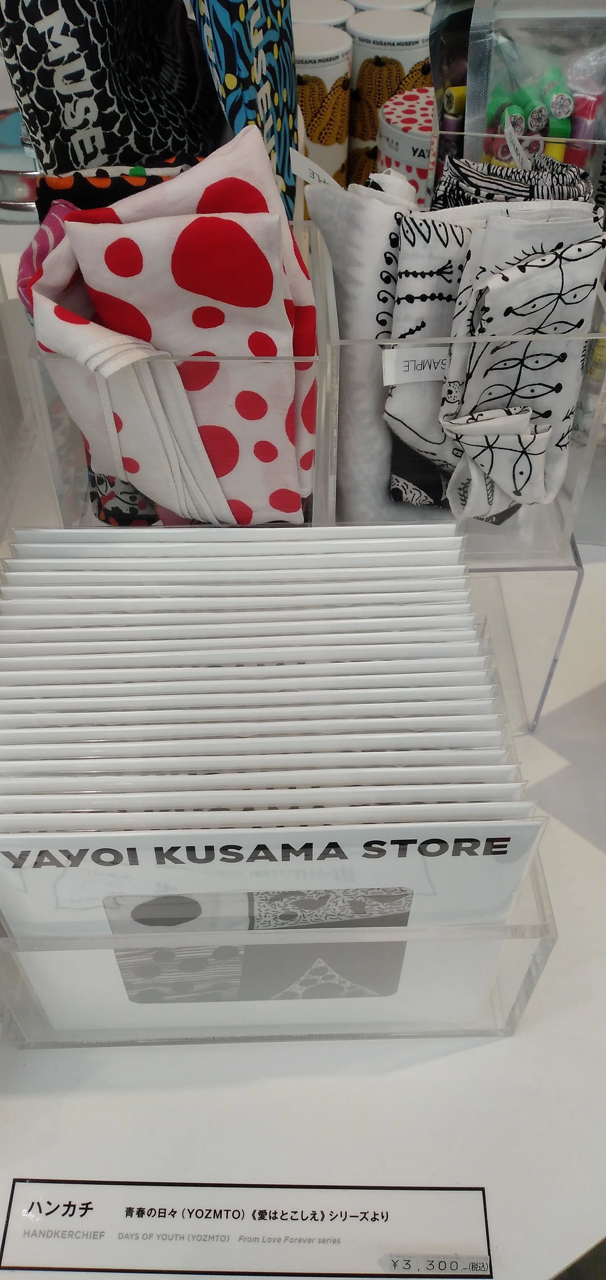 草間彌生美術館：ミュージアムショップ｜円卓の陳列ケースにグッズが