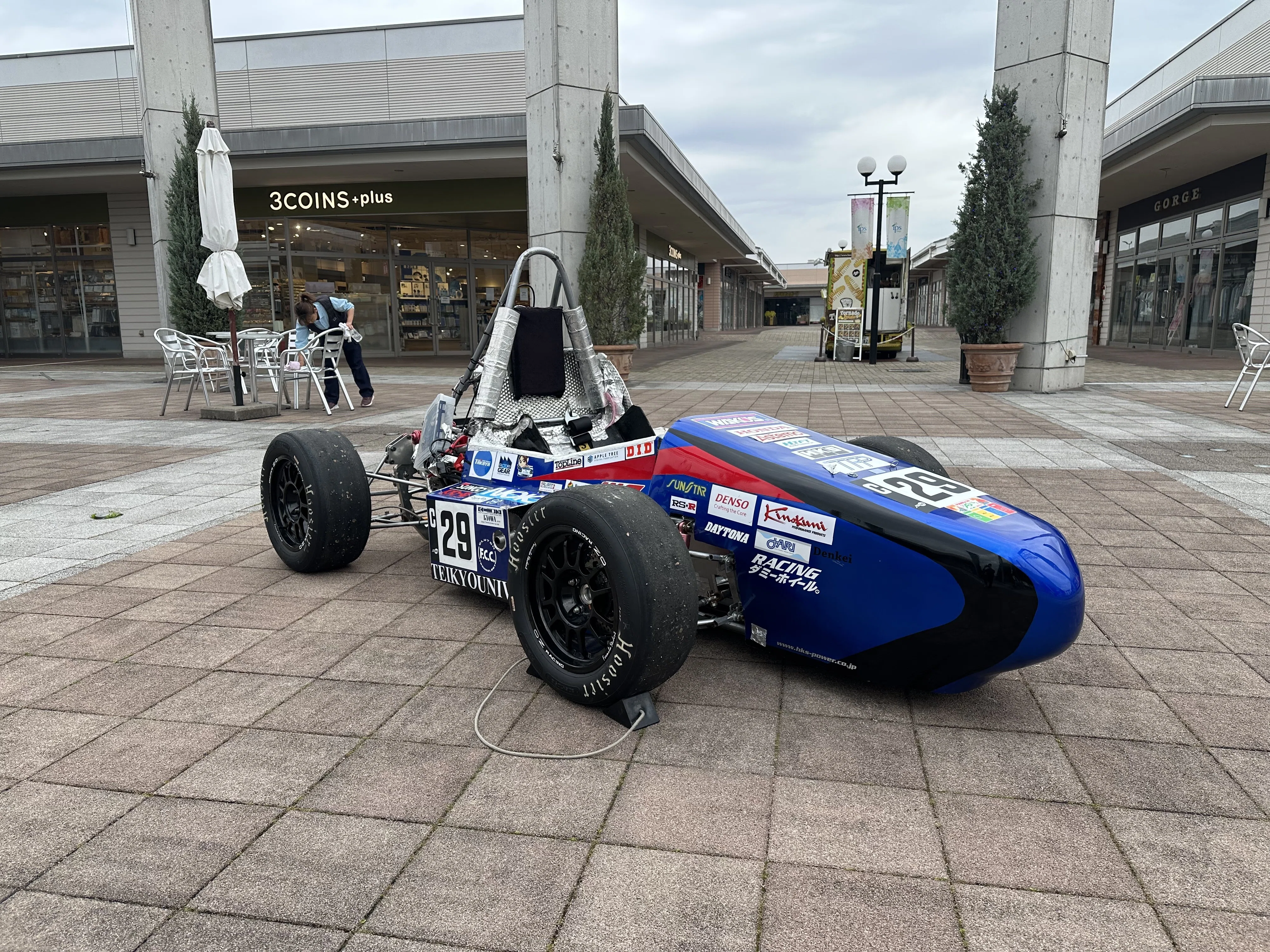 学生達が本気で作った帝京大学フォーミュラーカー｜福田屋百貨店
