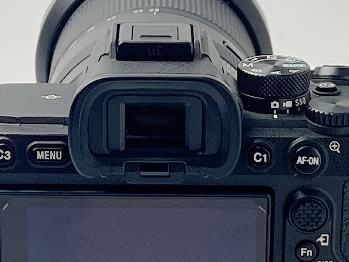 SONY α7IVのファインダーの画質がシャッターボタン半押しで劣化する 