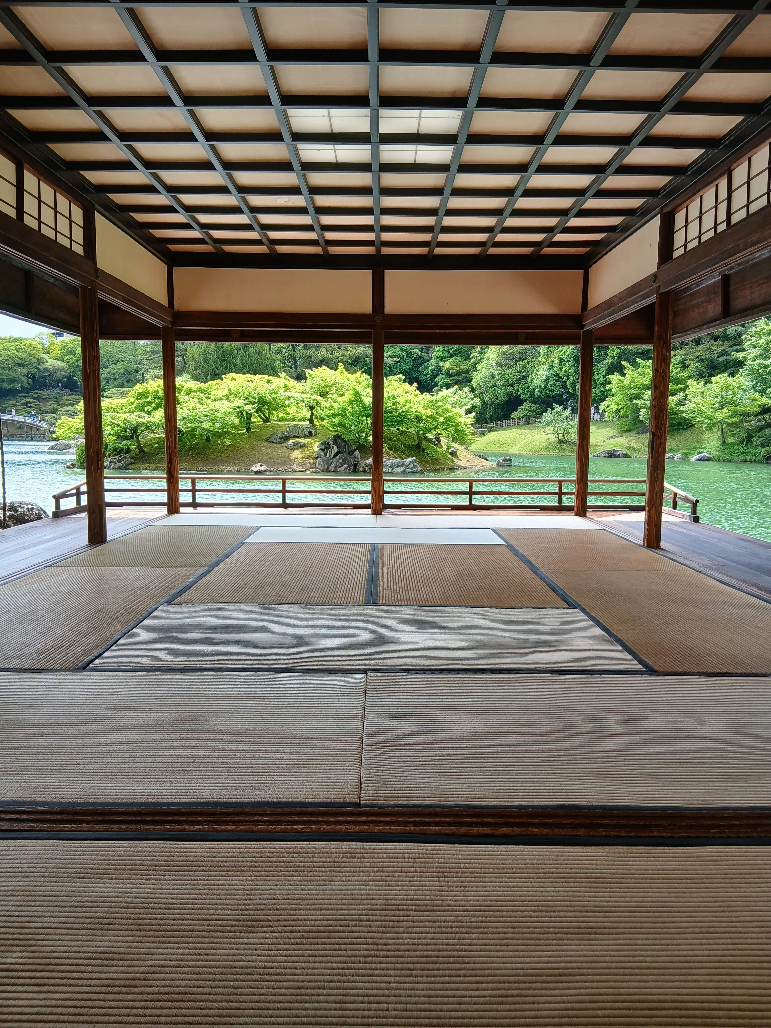 香川県高松市の栗林公園にある掬月亭（きくげつてい）で抹茶とお菓子を