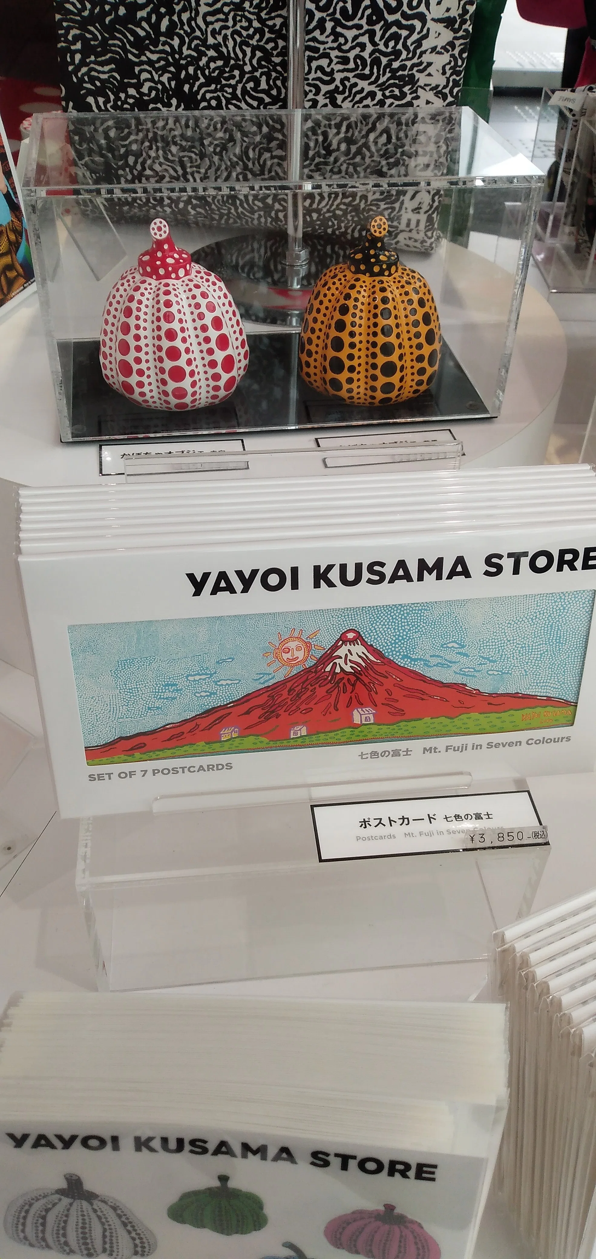 草間彌生美術館：ミュージアムショップ｜円卓の陳列ケースにグッズが