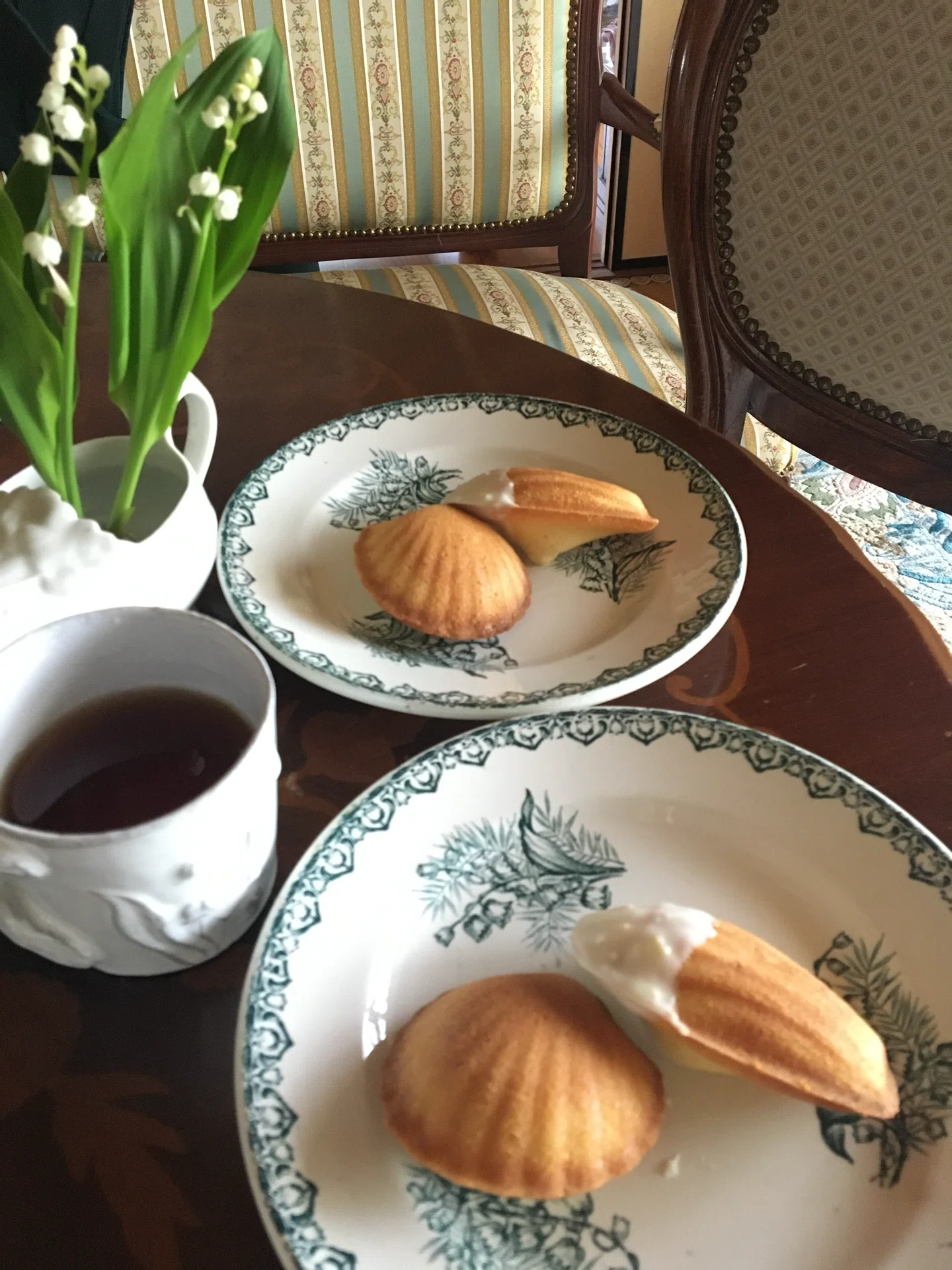 やさしく作れるフランス式おかずとお菓子　ミシュリンヌ・バラッツ著 日曜日のためのお菓子 ⓺｜Delphine