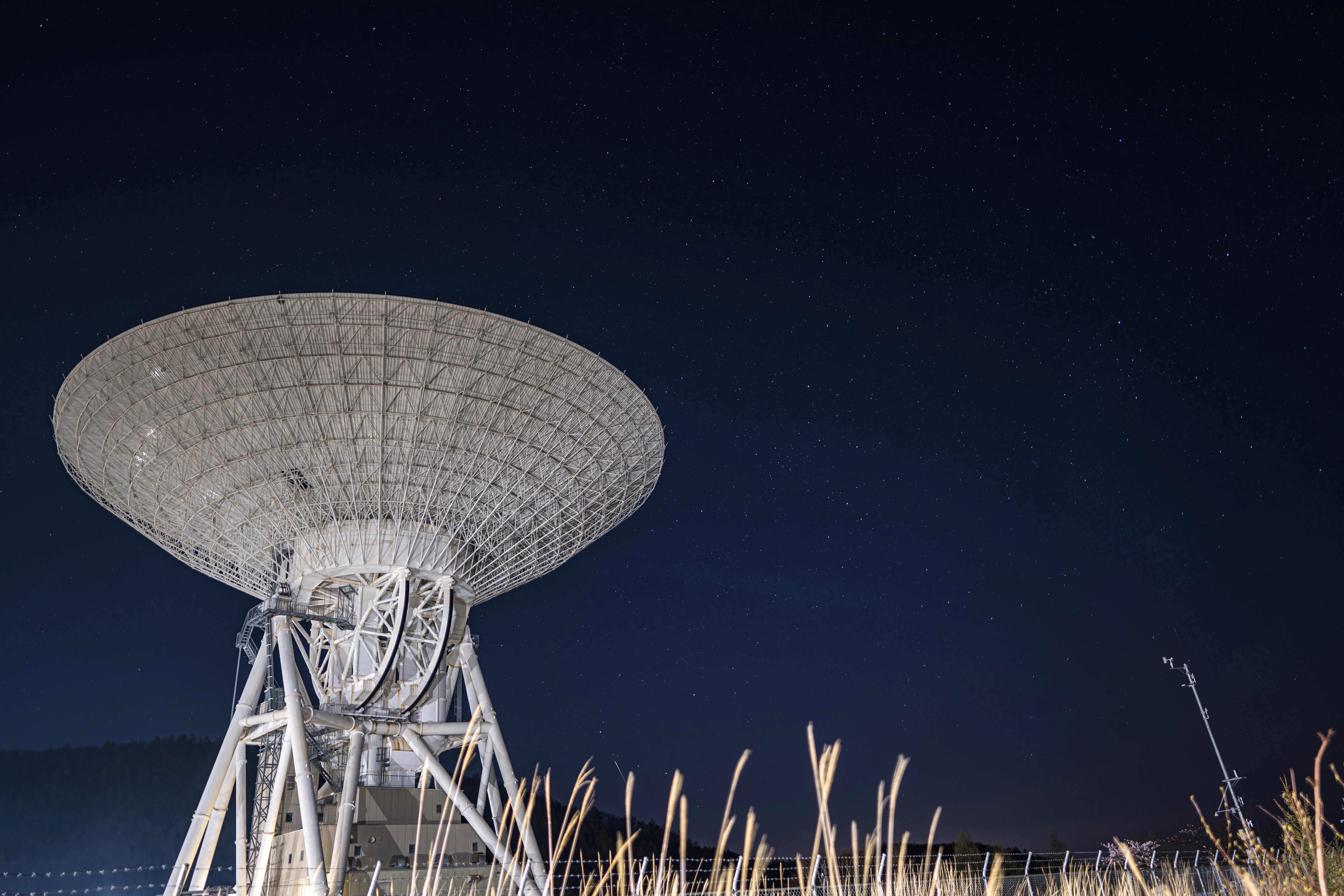 【暗闇で光る】カナダ天文学　宇宙　パラボラアンテナ　銀貨　　蓄光 美笹深宇宙探査用地上局の巨大パラボラアンテナと星空（SONYα7SⅢ コレクション