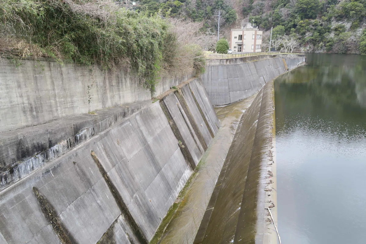 千葉県 三島ダム T字型洪水吐 全景