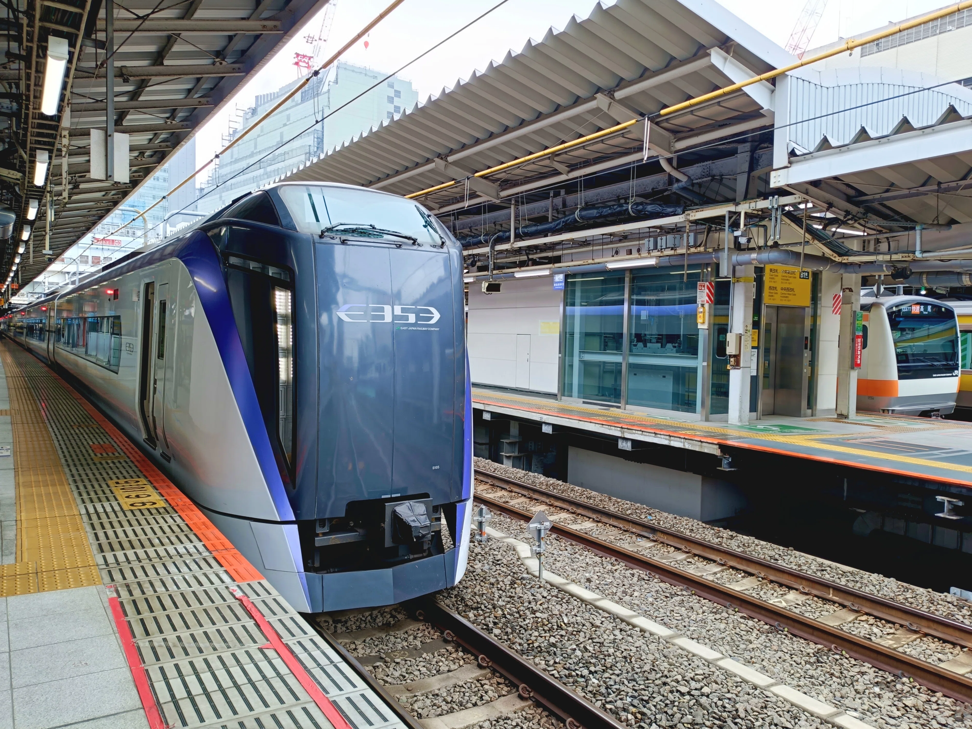 スタイリッシュなおしゃれ特急E353系 中央本線「あずさ」「かいじ