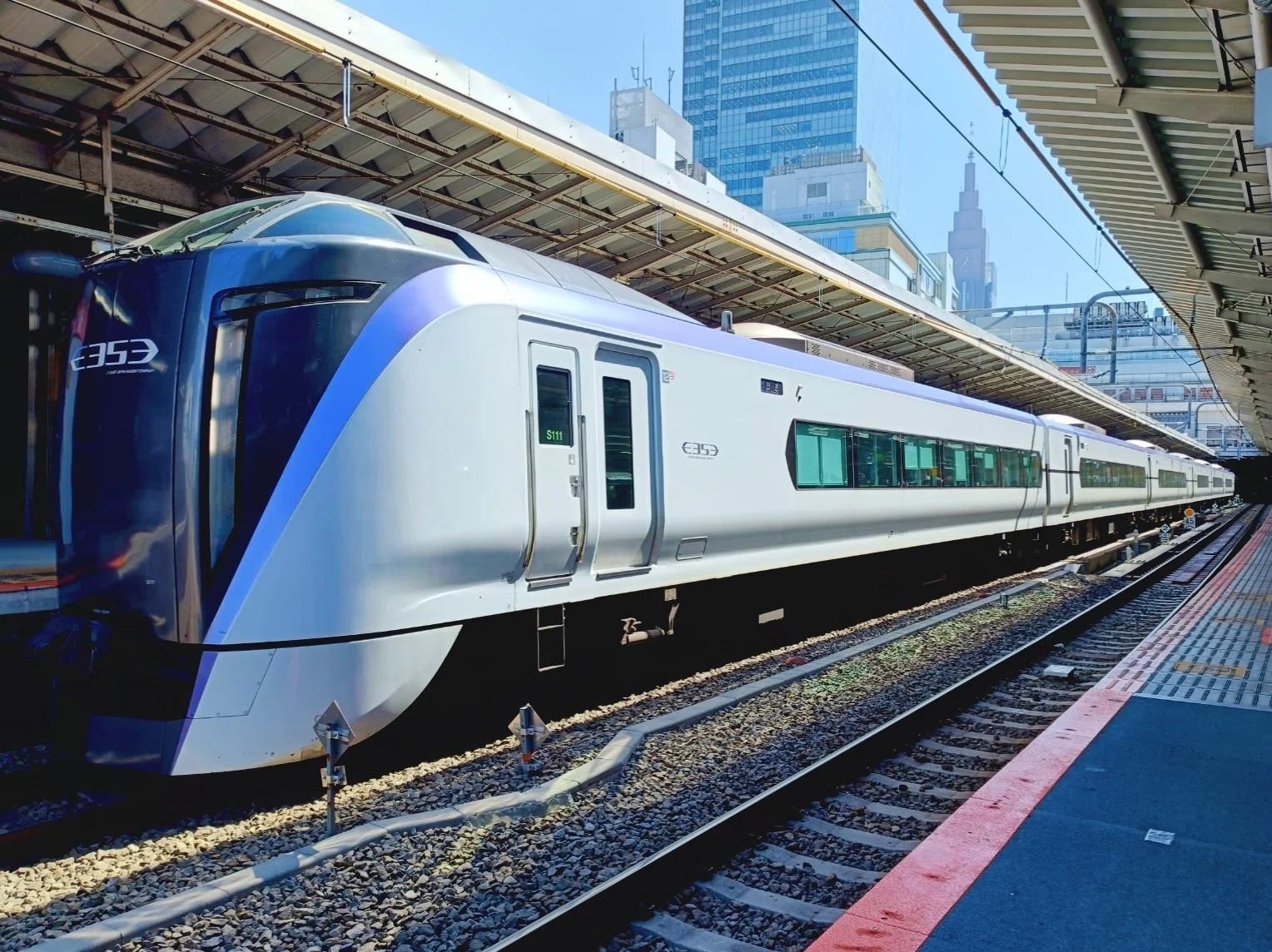 スタイリッシュなおしゃれ特急E353系 中央本線「あずさ」「かいじ