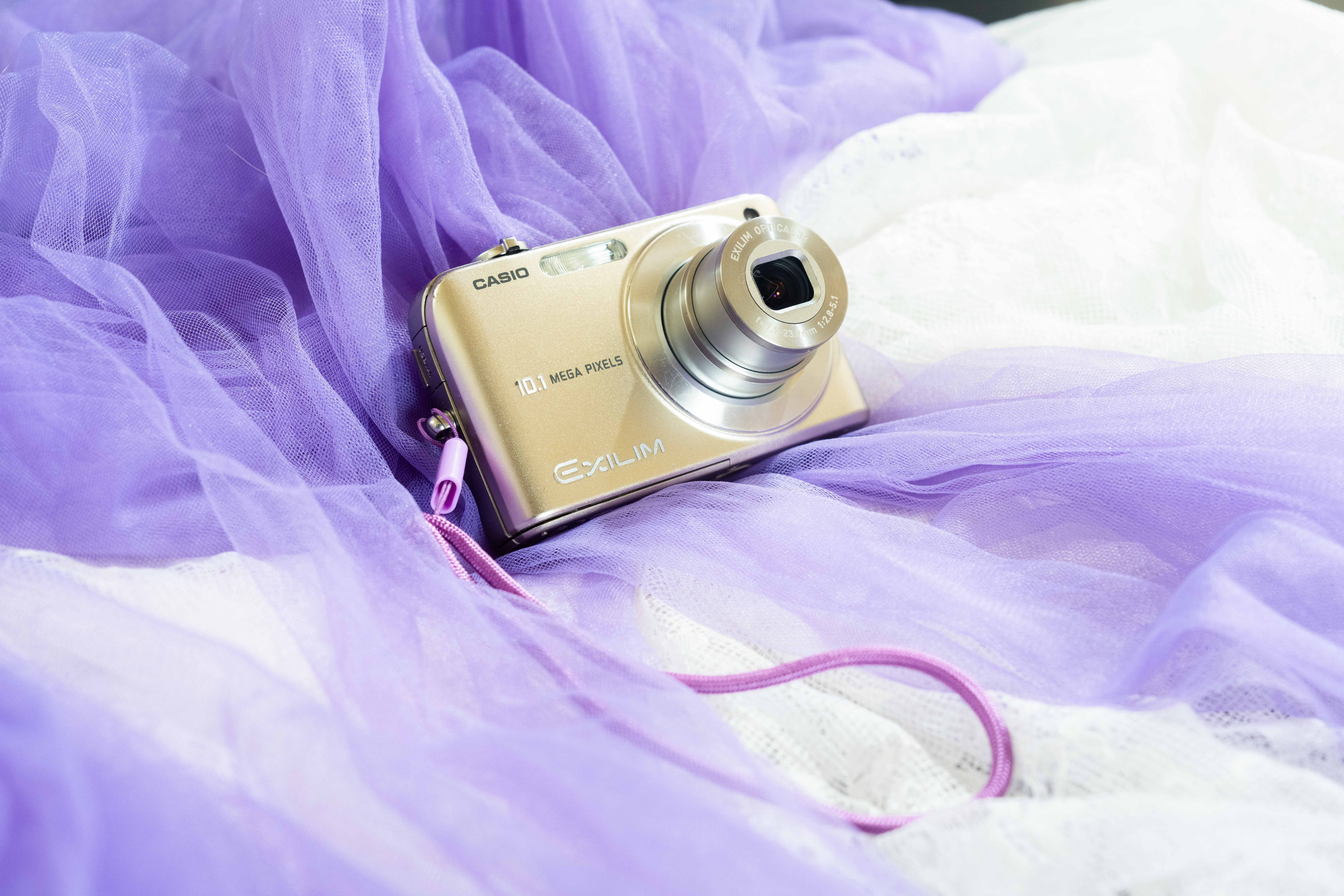 CASIO EX-Z1080｜17年前のCCDが教えてくれる、ノーファインダーで撮る