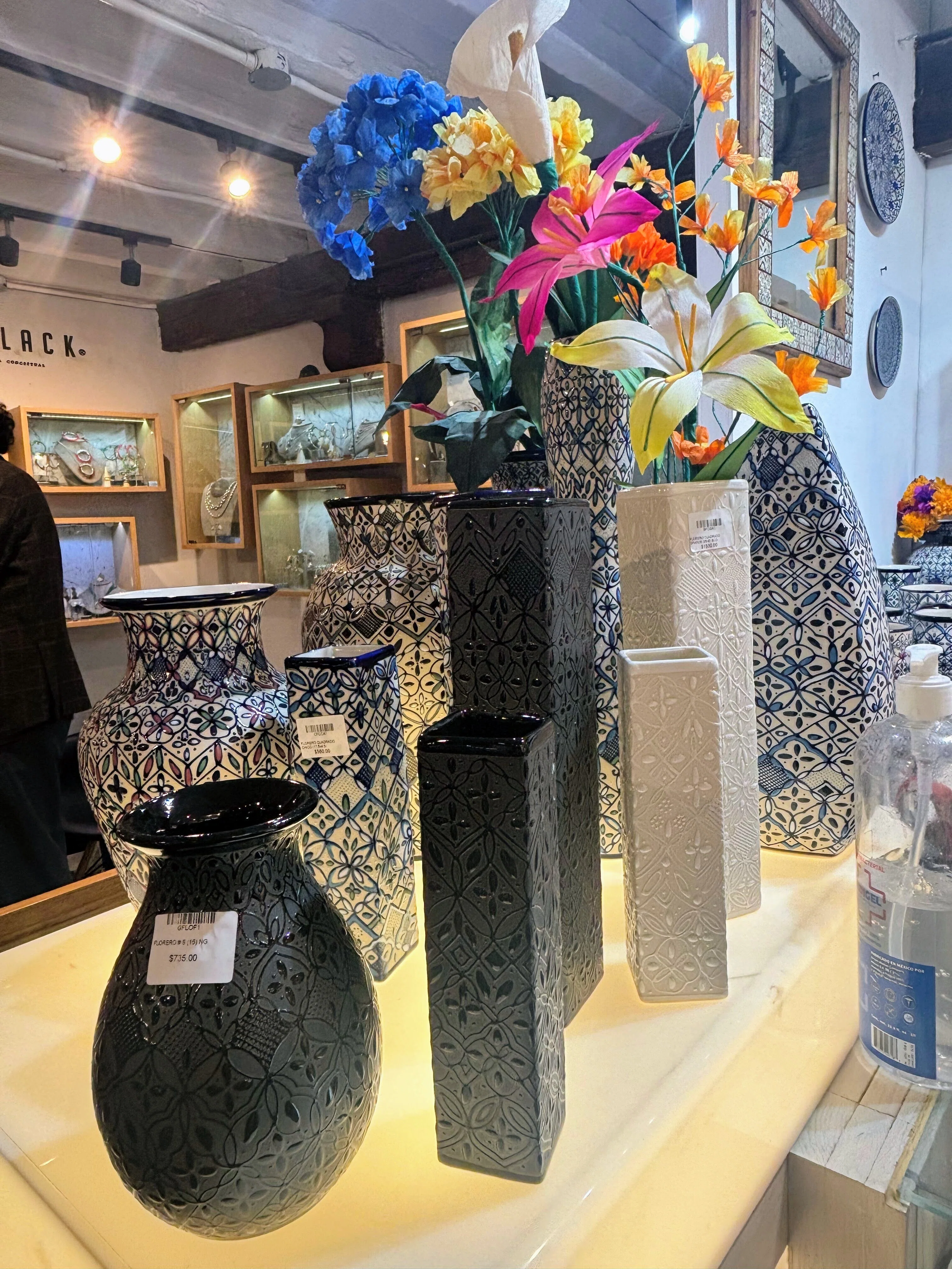 メキシコ セルビン焼き 花瓶、お酒入れ メキシコ大使館 | Embajada de México en Japón | メキシコの陶器3選
