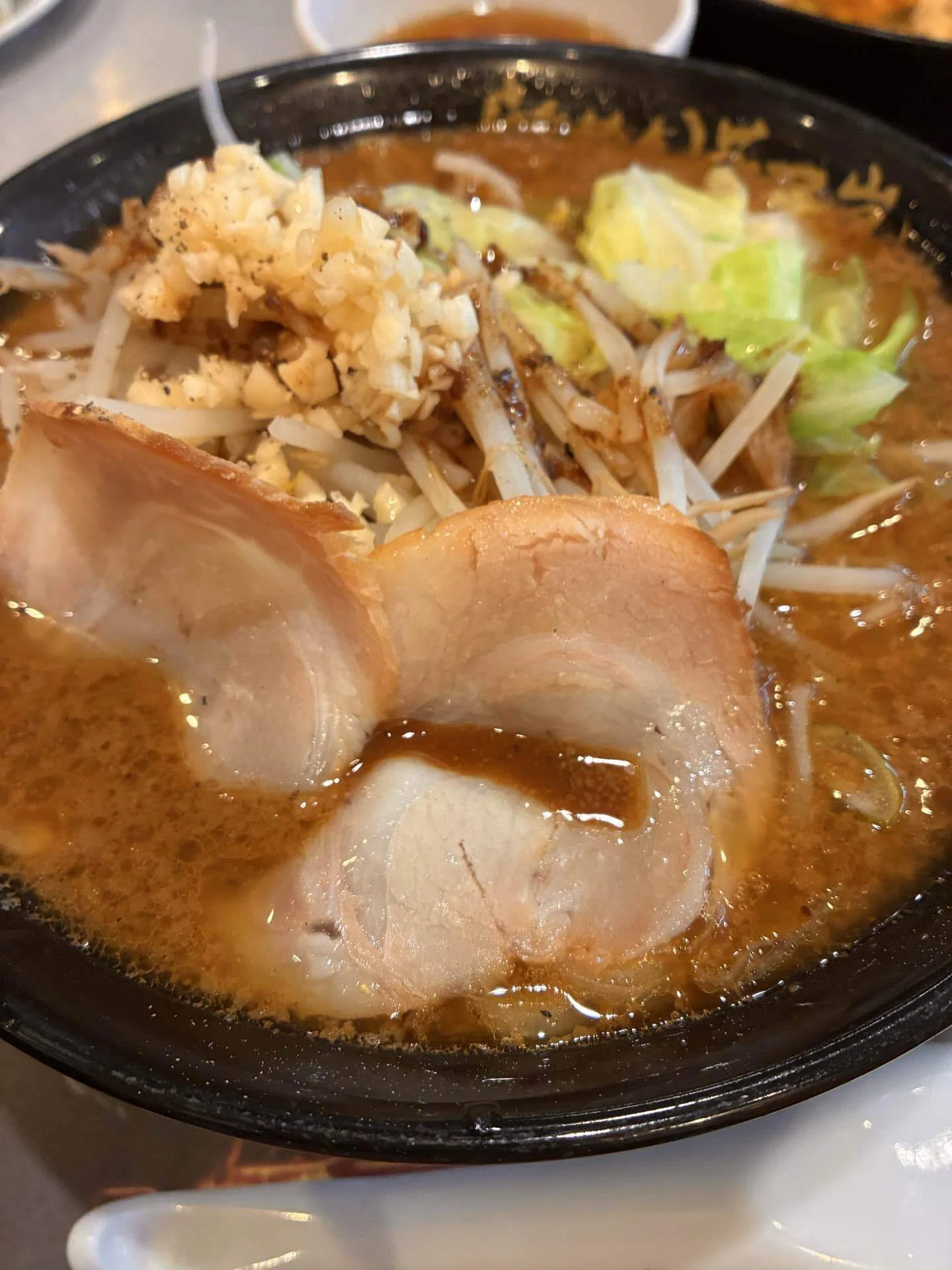 黒味噌×ニンニク×背脂 黒い怪物、再び。BLACK MONSTERラーメン｜Alisの
