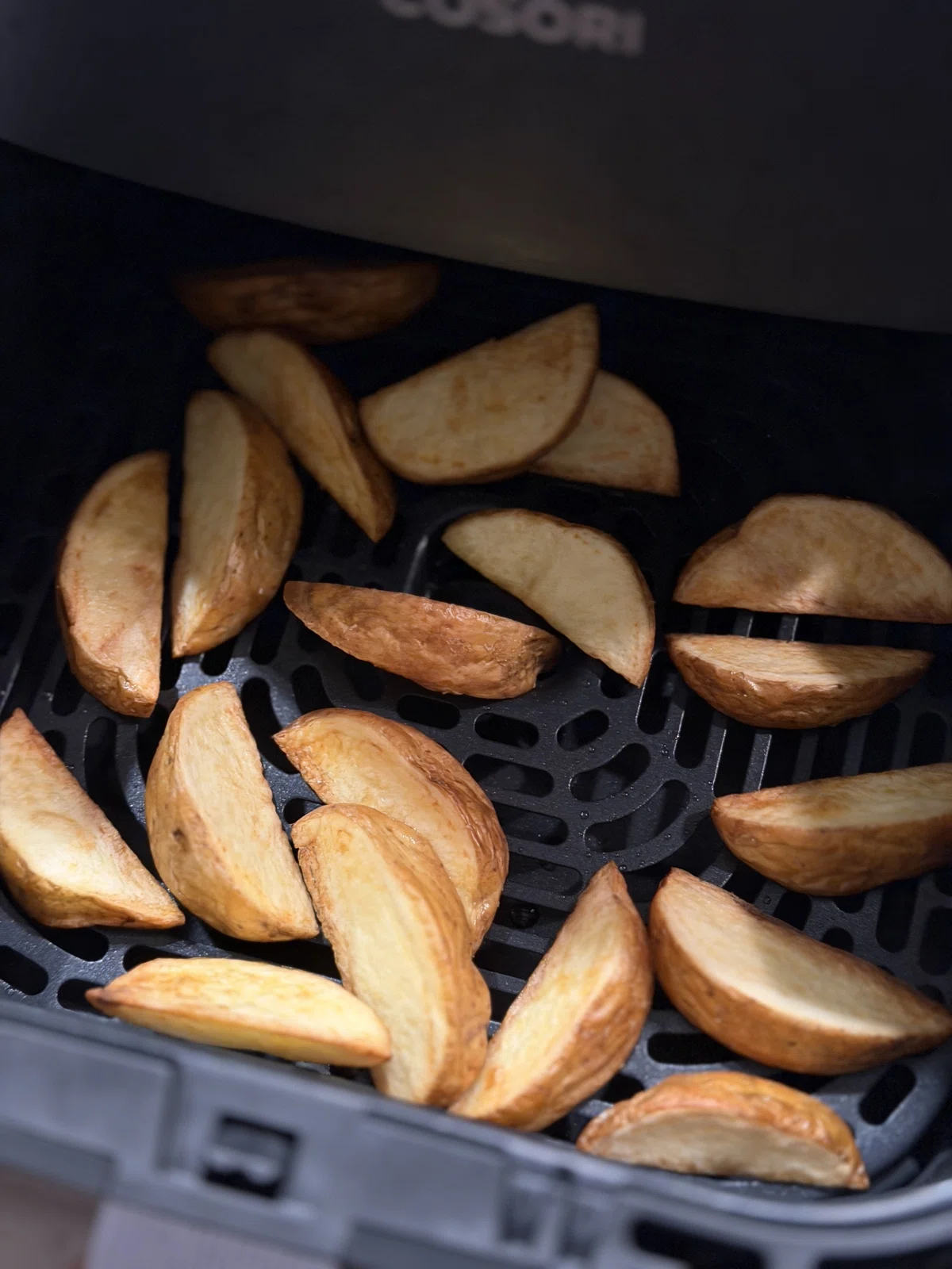 我が家のCOSORI 6Lで作った皮つきポテト。外カリカリ・中ふわふわで美味しいです。