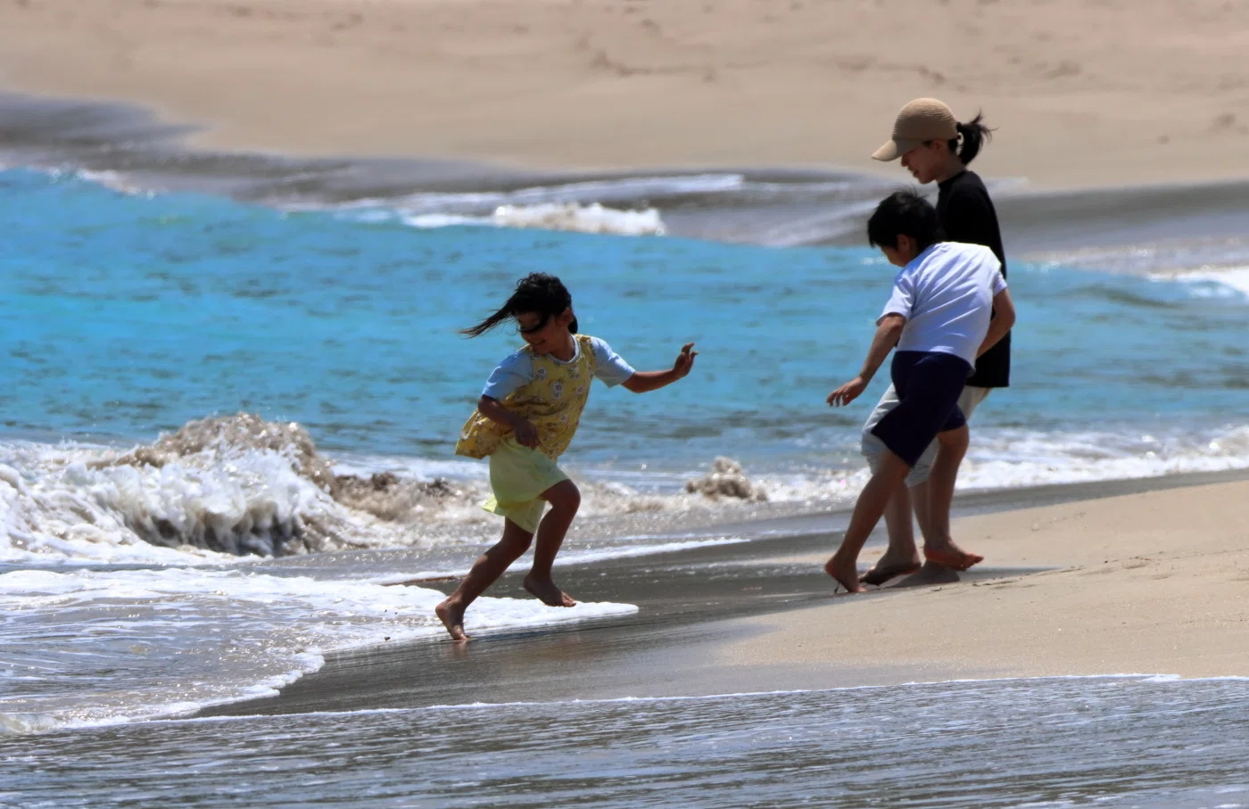 竹野浜は初夏の彩り／5連休初日、大きな波に歓声／3日 「北前まつり