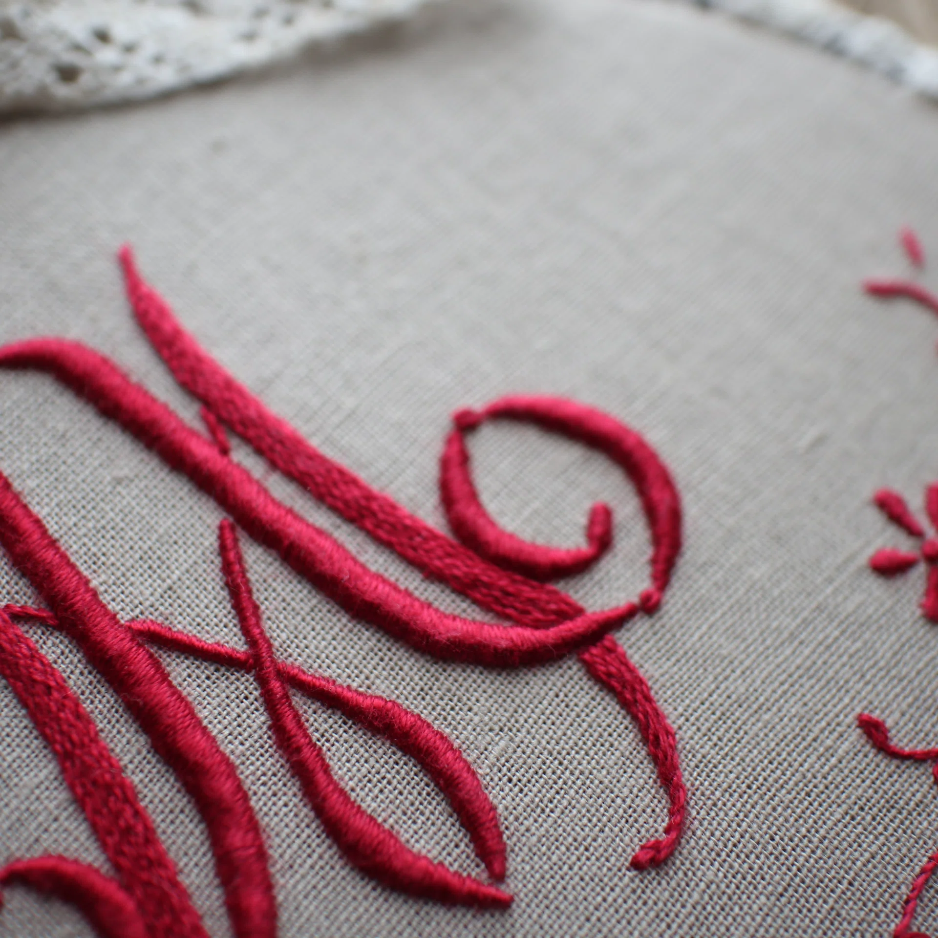 ステッチイデー vol.48掲載 レッドワーク刺繍 |赤糸刺繍のモノグラム