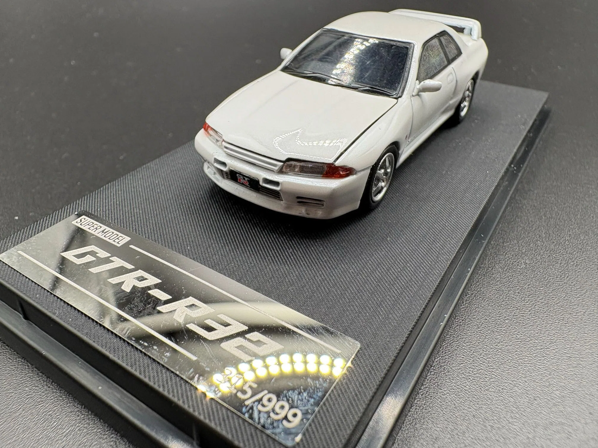 スカイラインGTR R32 限定199台　パールホワイト 1/64 SUPER MODEL 日産 スカイラインGTR R32 ホワイト ｜ミニカー Archive