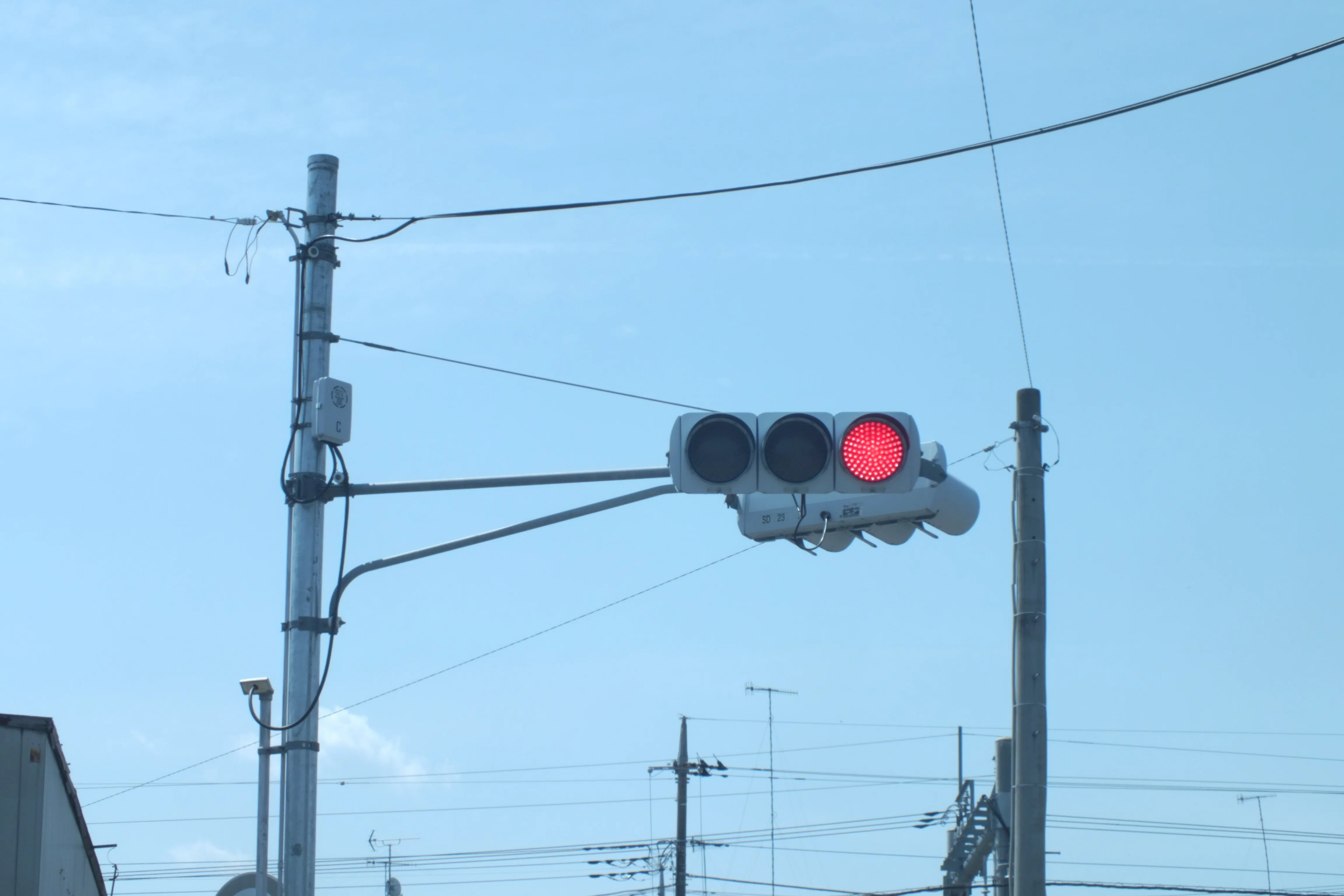 K22-254】深谷市萱場にある片隠しフードと筒型庇の信号電材薄型面拡散