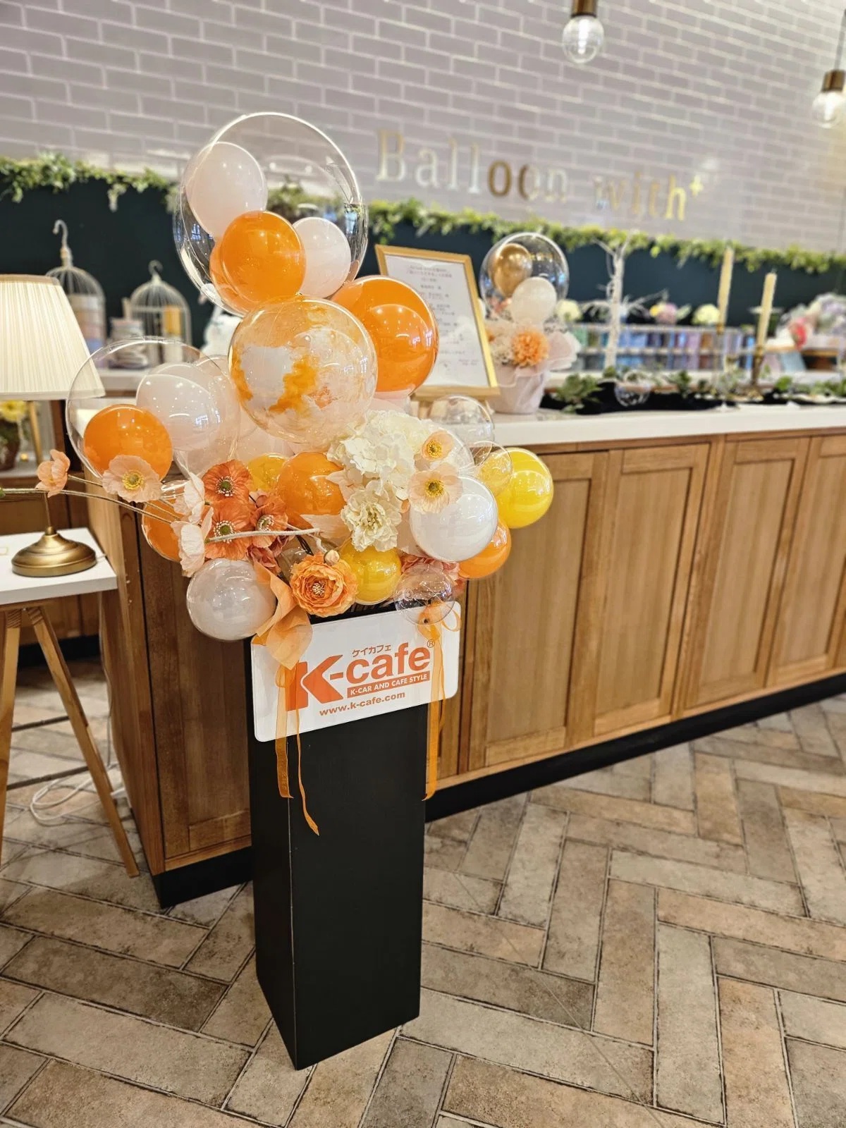 土日限定セール　コンランショップ　ガラス　オブジェ　モービル　風船　バルーン なぜ、軽自動車専門店の店内にバルーンショップなのか——ケイカフェ社長