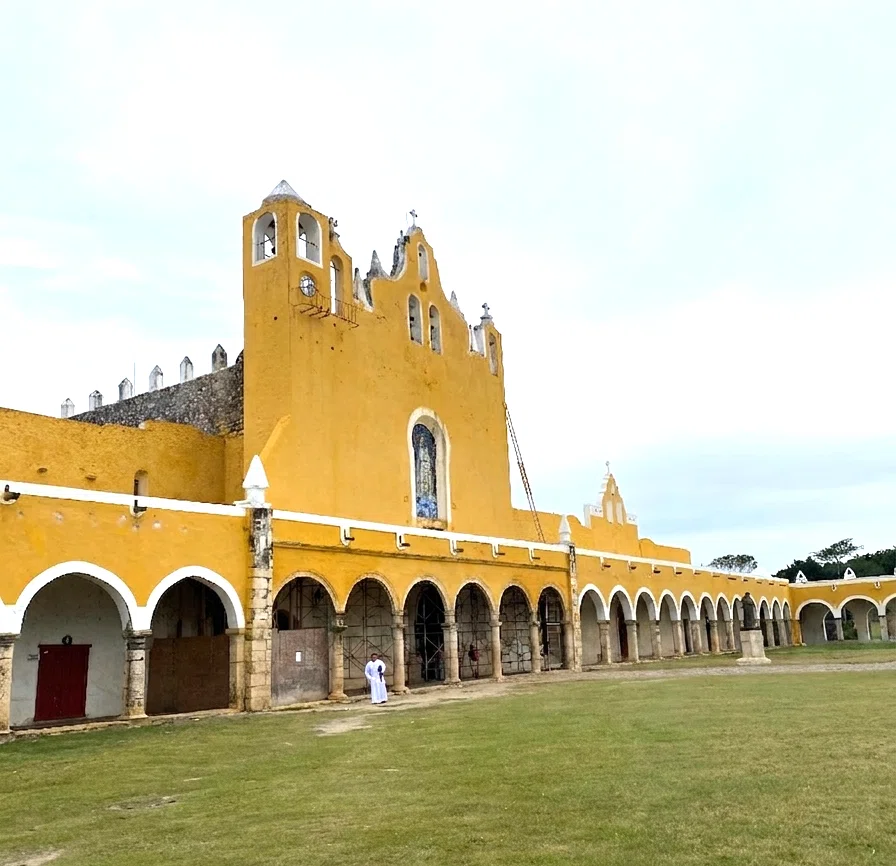 07/ 魔法の村 イサマル（Izamal）黄色のまち 重層な歴史と文化が