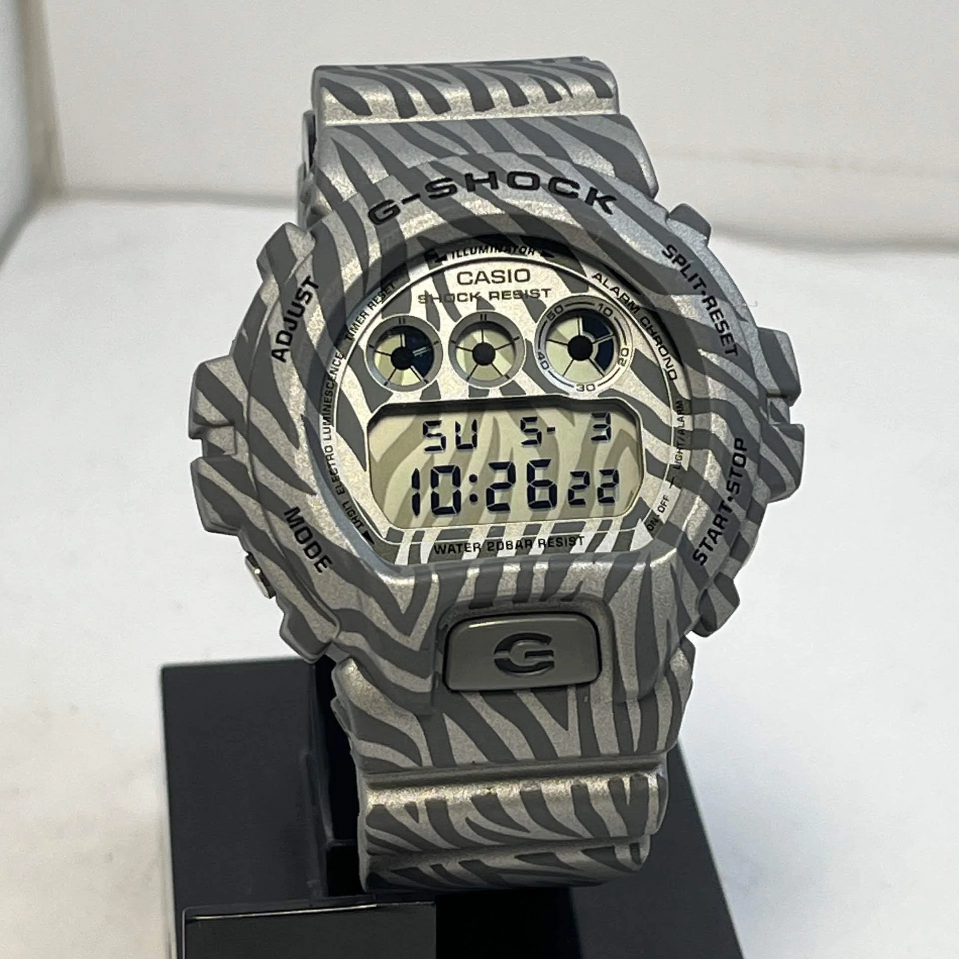レビュー】野生を纏う、究極の道具感。G-SHOCK「DW-6900ZB」ゼブラ