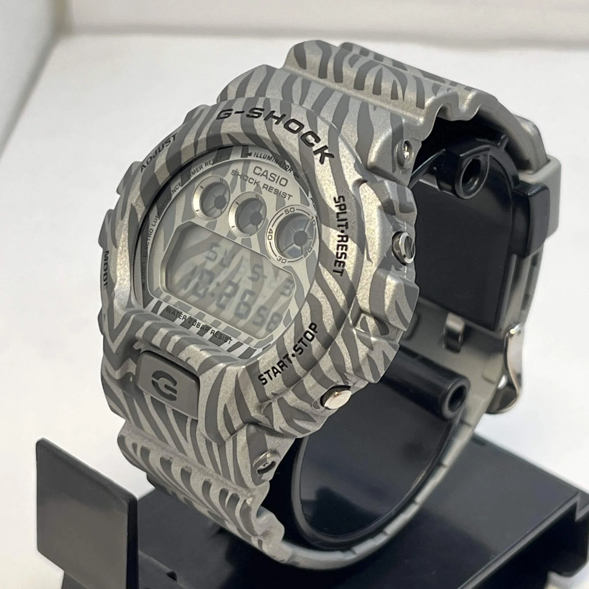 レビュー】野生を纏う、究極の道具感。G-SHOCK「DW-6900ZB」ゼブラ