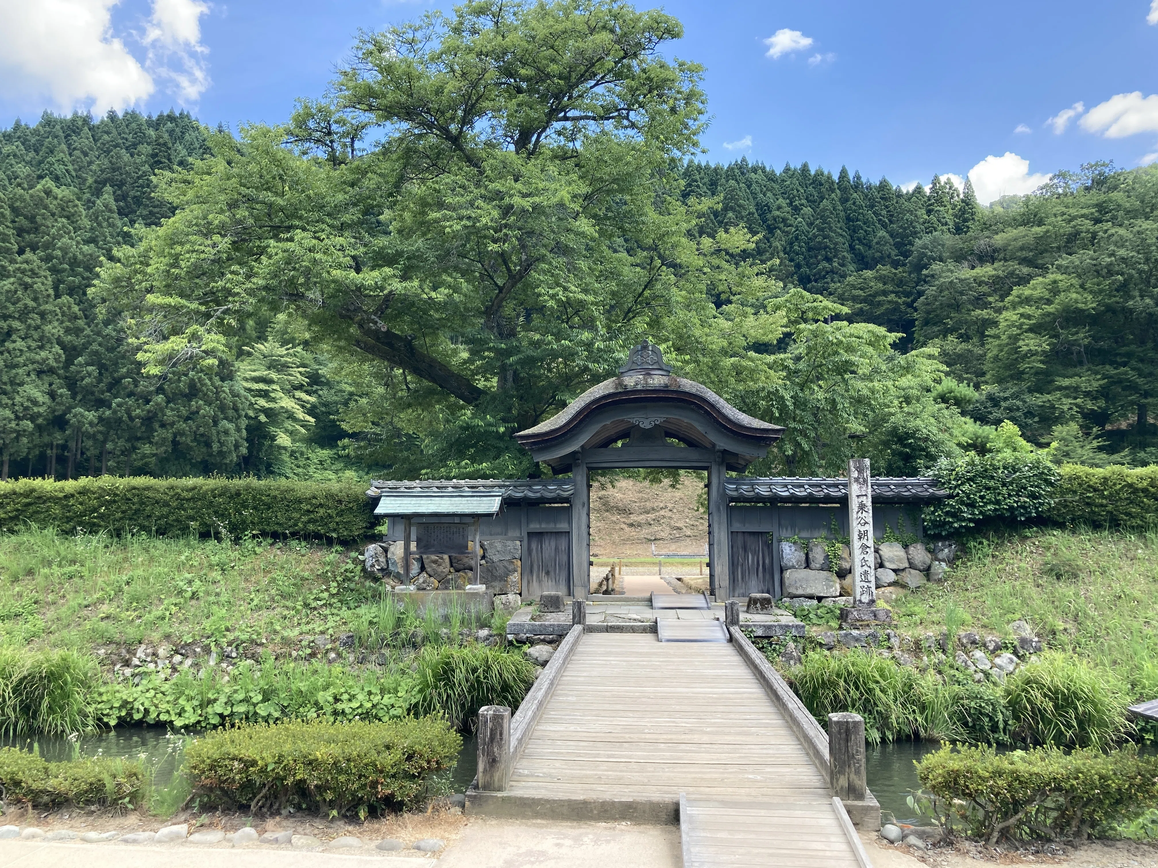 中世の町並みが蘇る 一乗谷朝倉氏遺跡｜福井県福井市｜a.n
