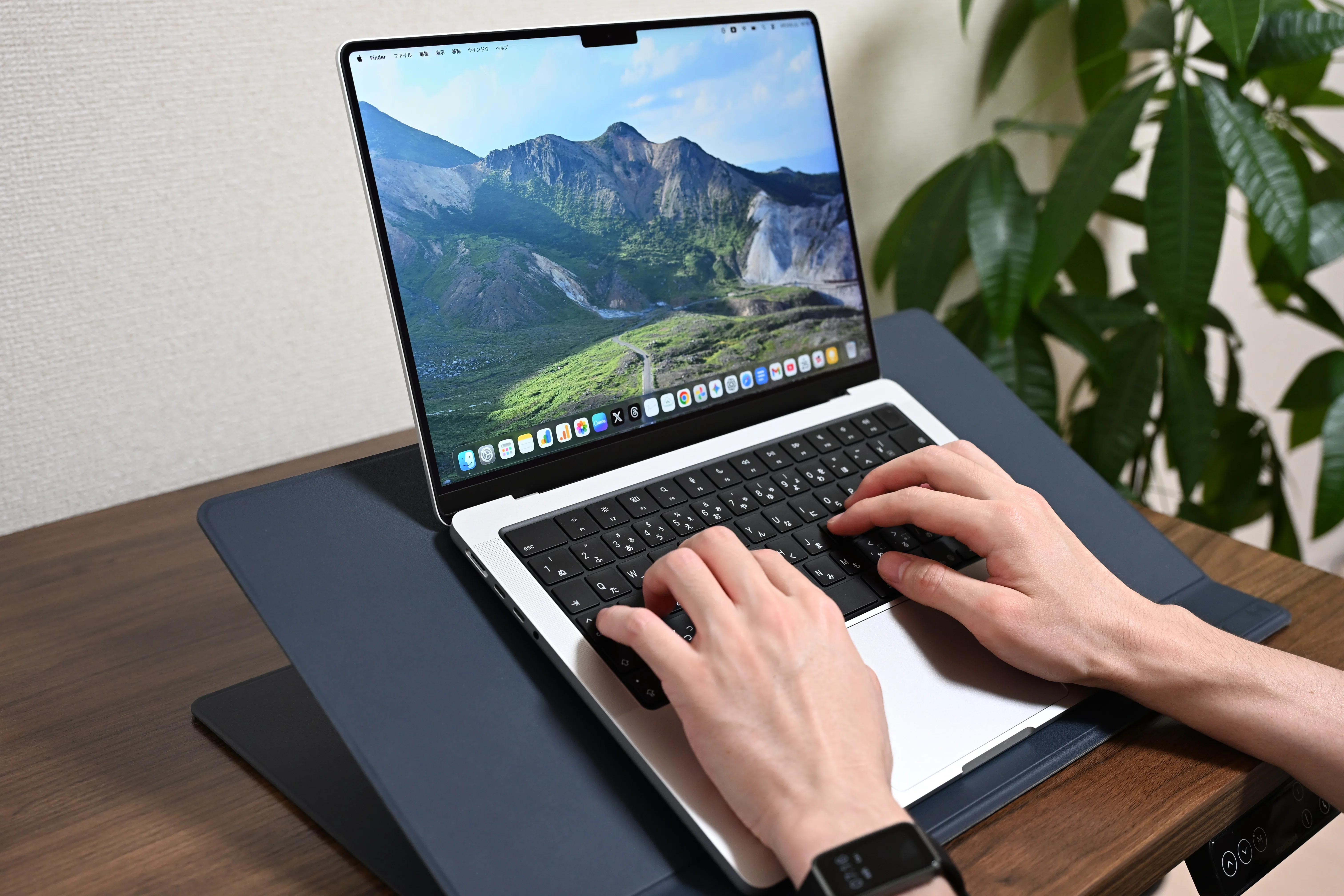 MOFT スマートデスクマットで姿勢改善。デスクに余白を生む多機能PC