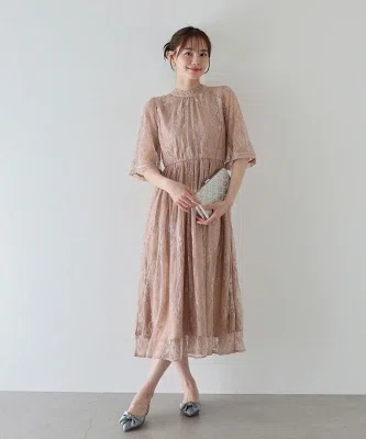 総レースの袖ありパーティードレス。ハイネックで露出を抑えつつ、透け感のある花柄レースが上品な一着