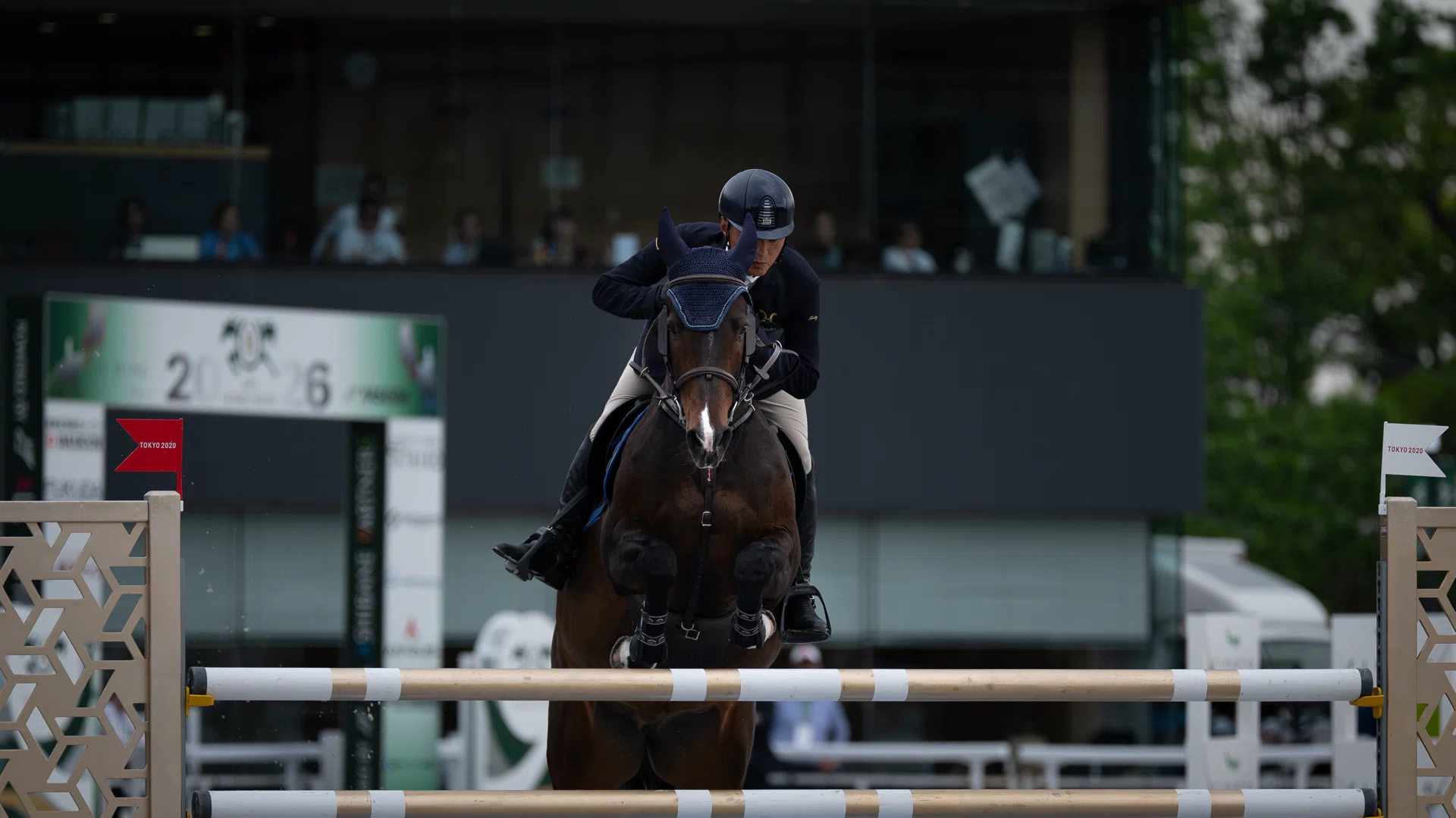 人馬が跳ねる、その瞬間を捉える｜NIKKOR Z 70-200mm f/2.8 VR S II