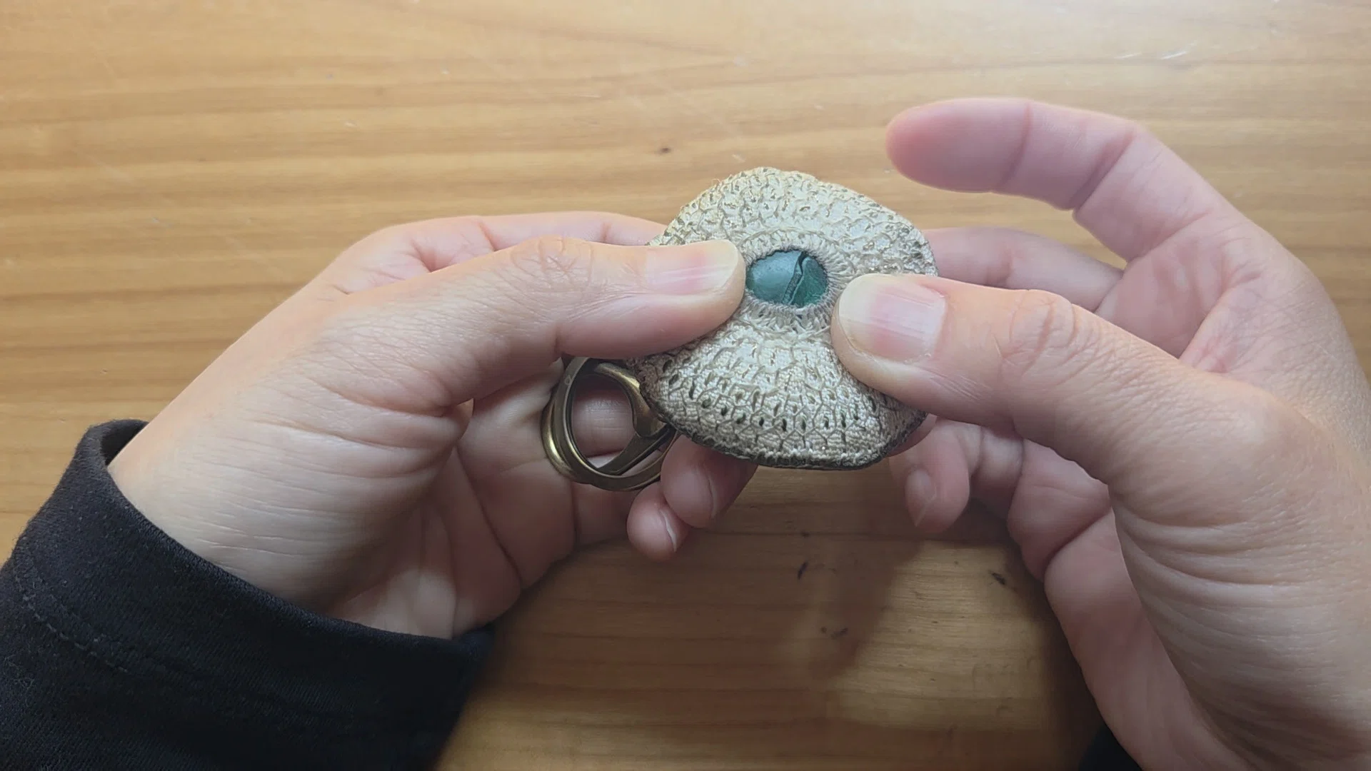 ラピスラズリの御守りキーリング｜手刺繍と天然石｜みるまに