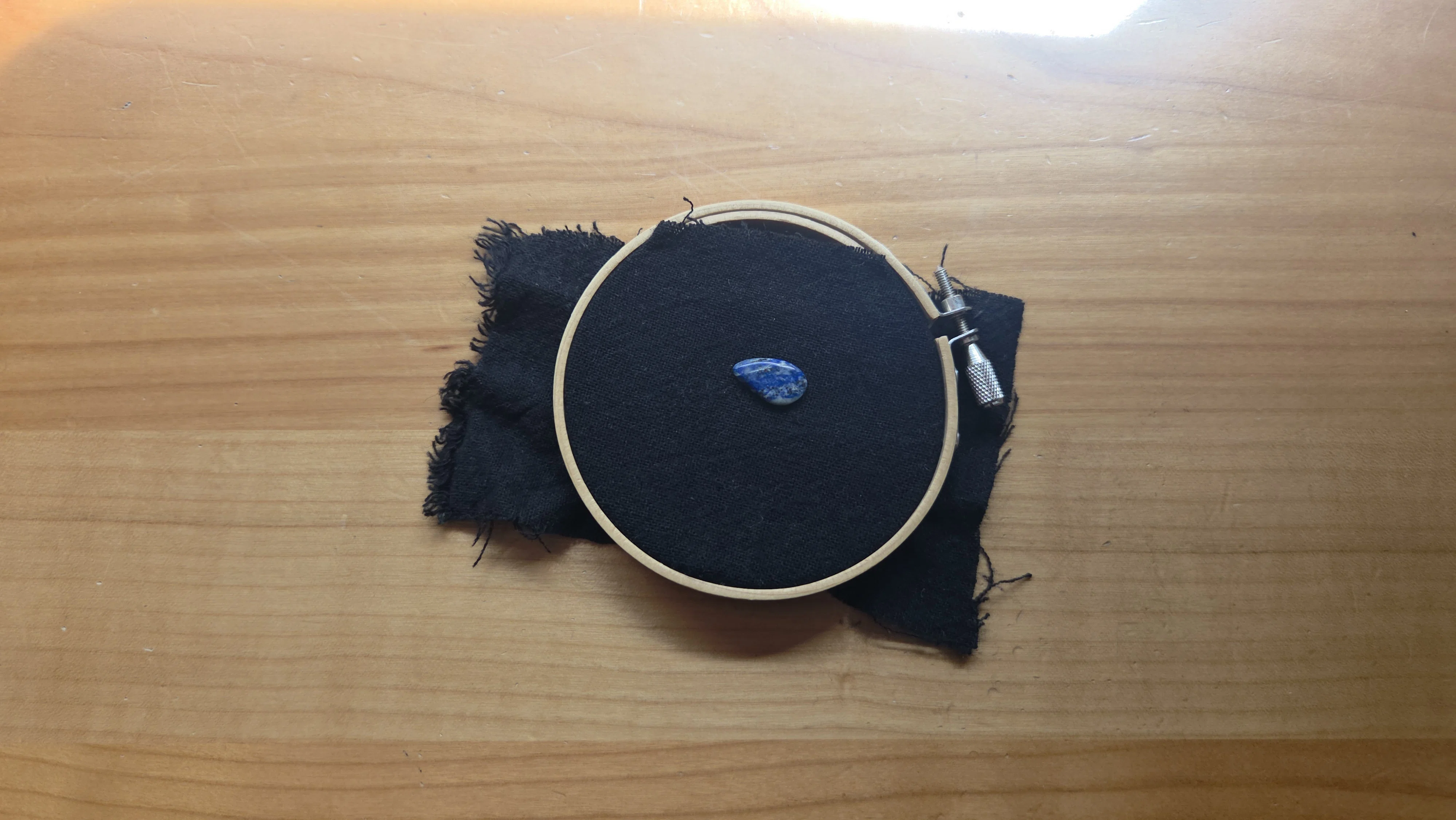 ラピスラズリの御守りキーリング｜手刺繍と天然石｜みるまに
