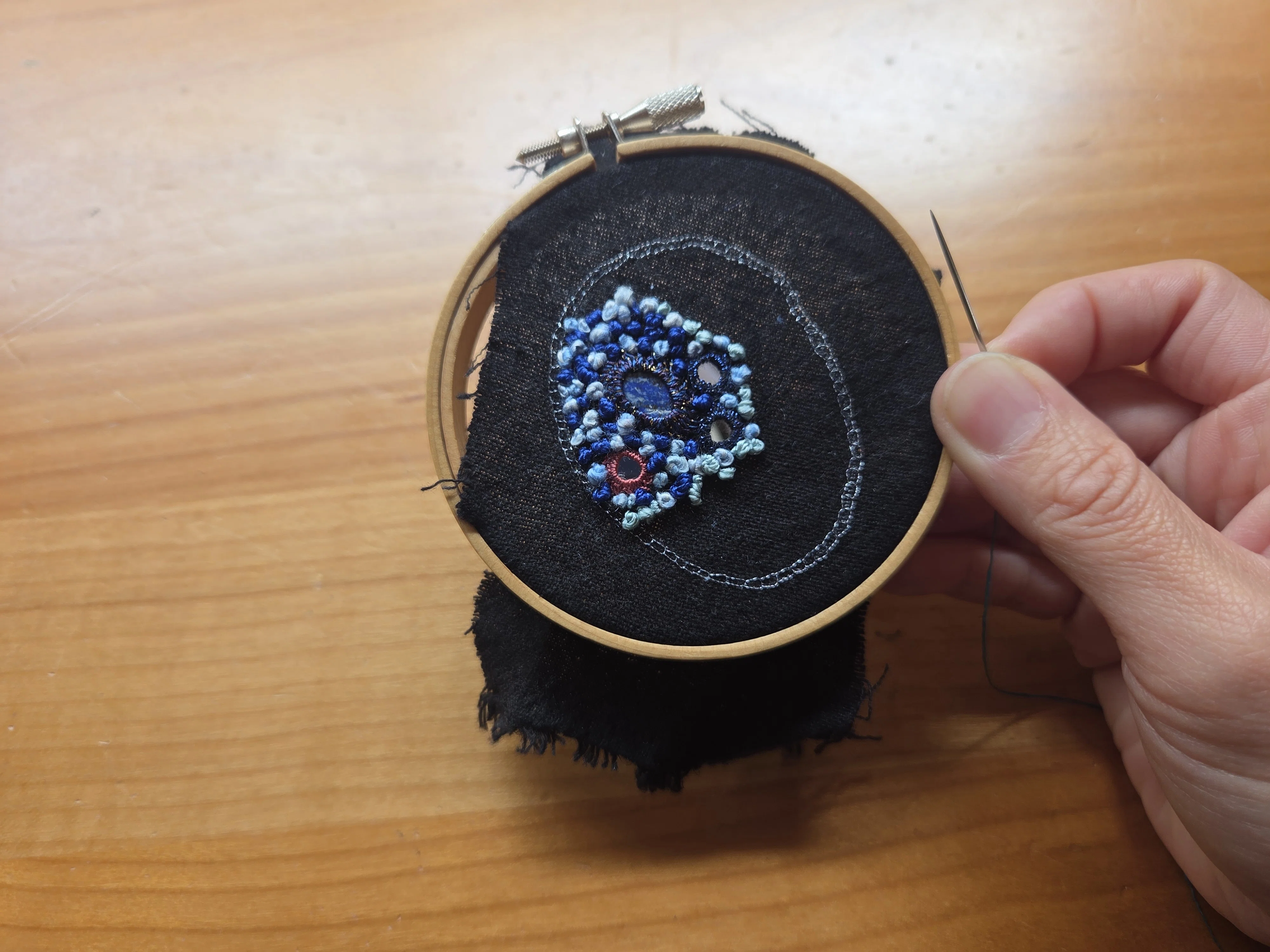 ラピスラズリの御守りキーリング｜手刺繍と天然石｜みるまに
