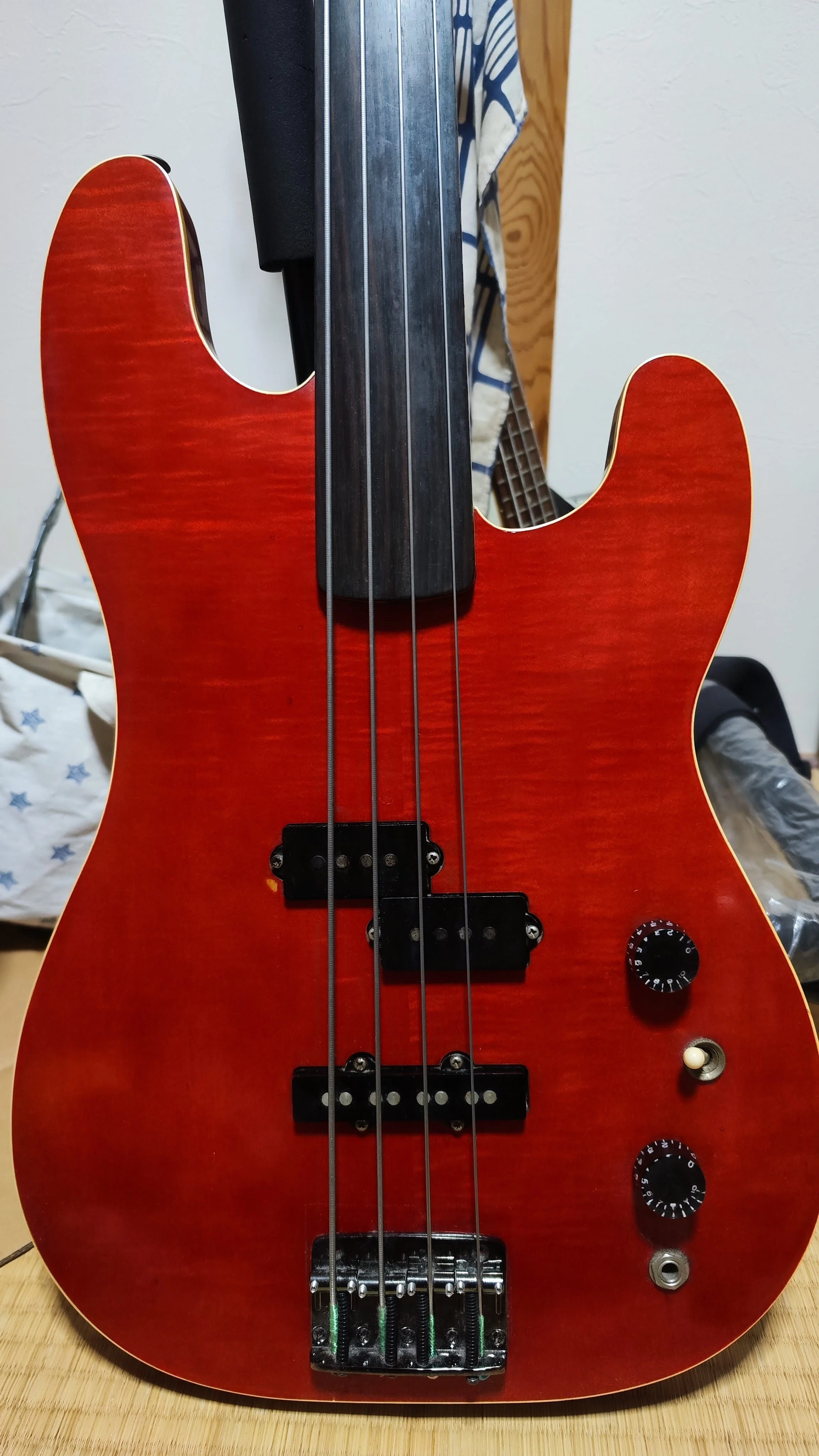 雑談／楽器話】TOKAI VSB-80：美しきワインレッドのベースに心奪われる